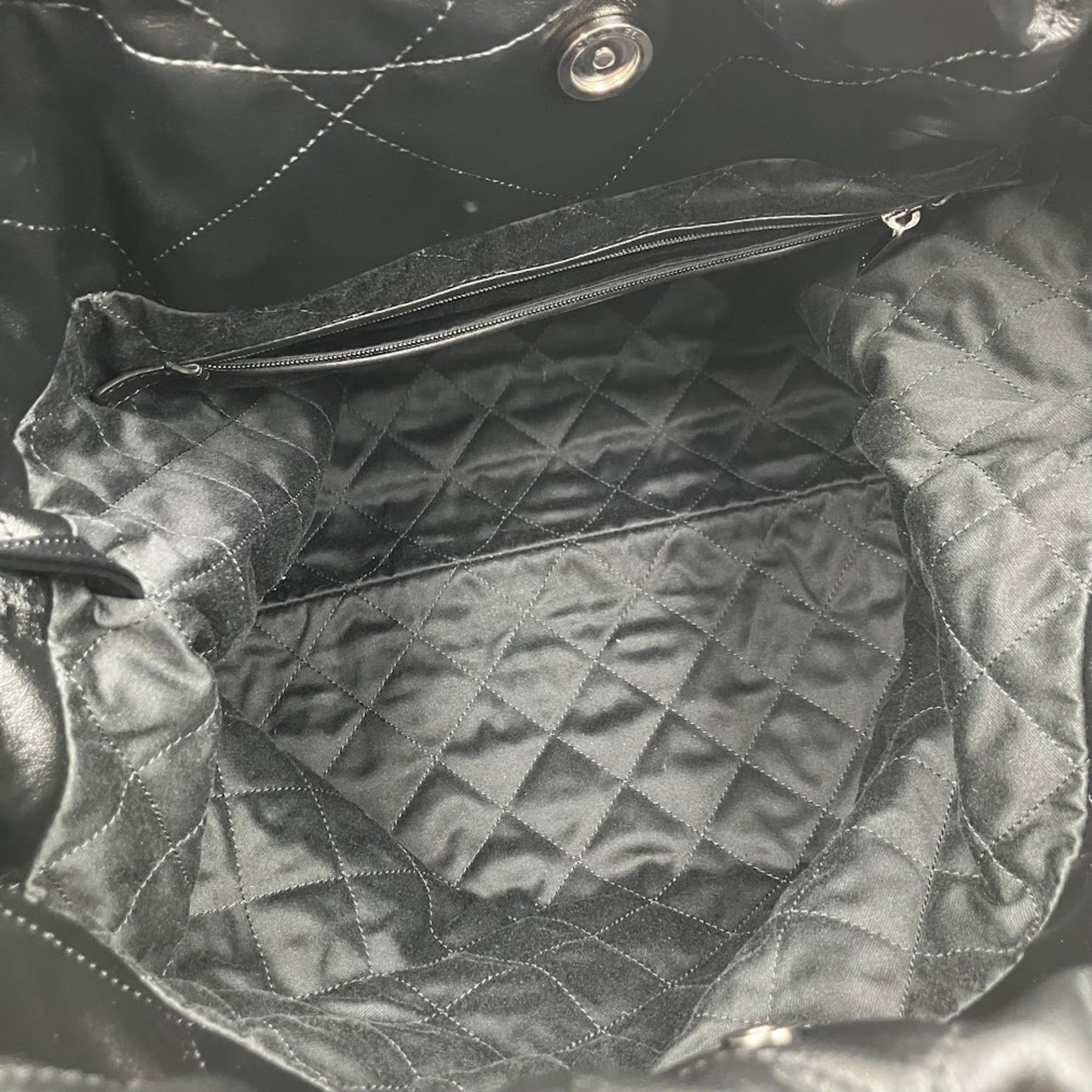 Chanel Black Leather Shoulder Bag (Pre-Owned)