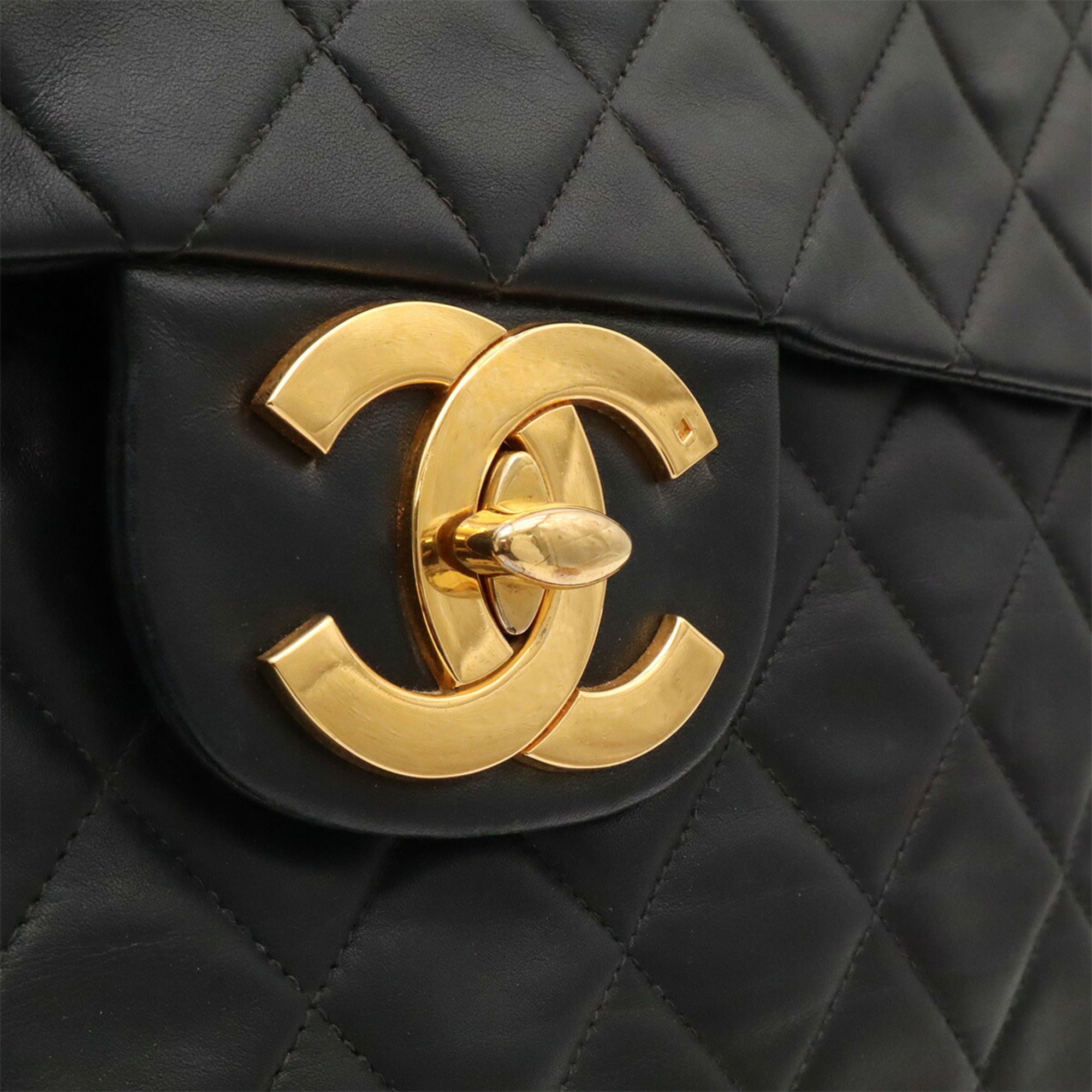 Chanel Black Leather Shoulder Bag (Pre-Owned)