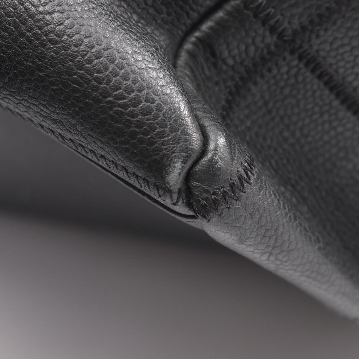 Chanel Black Leather Handbag (Pre-Owned)