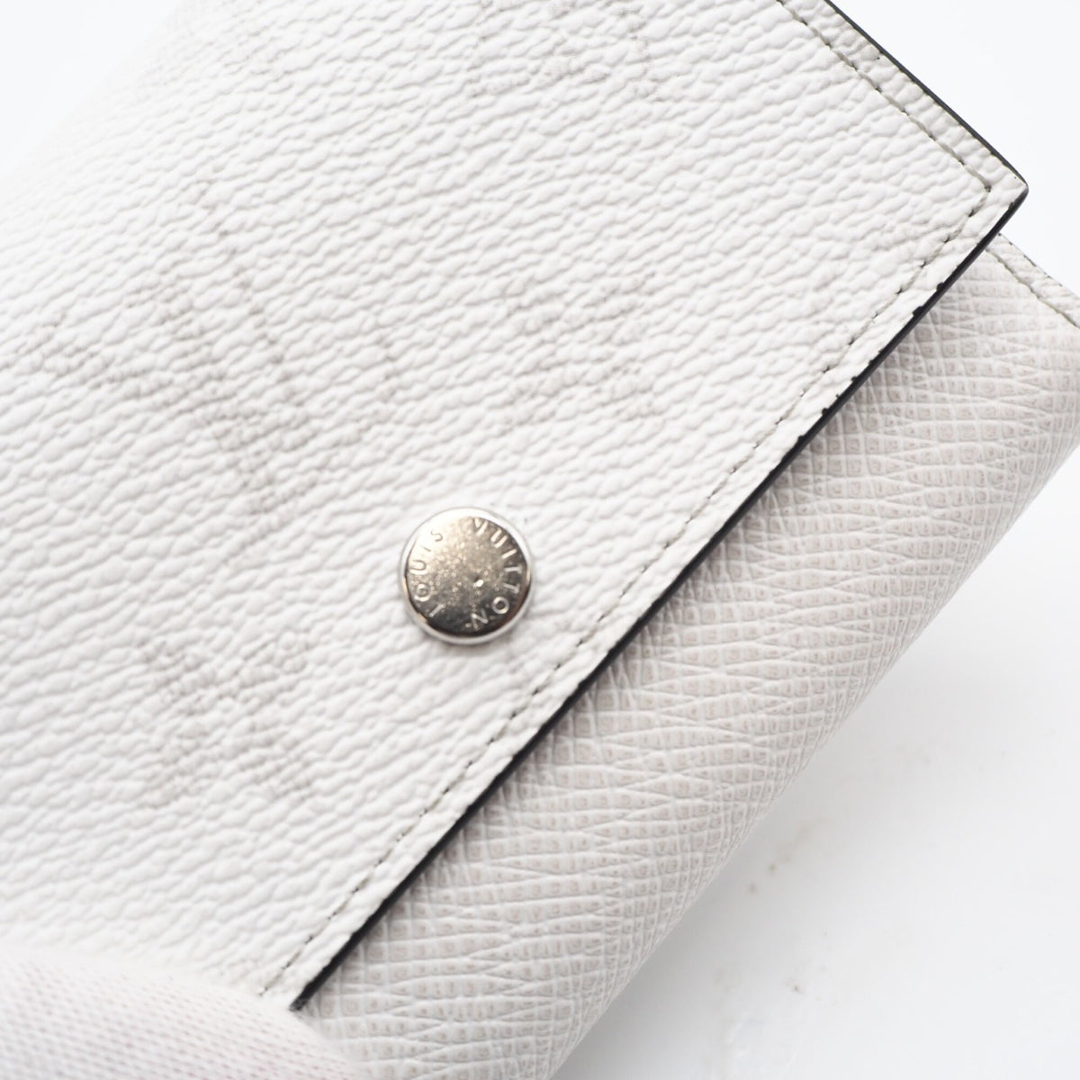 Louis Vuitton Taigarama Gray White Coated Canvas Leather Wallet (Tri-Fold) (Pre-Owned)