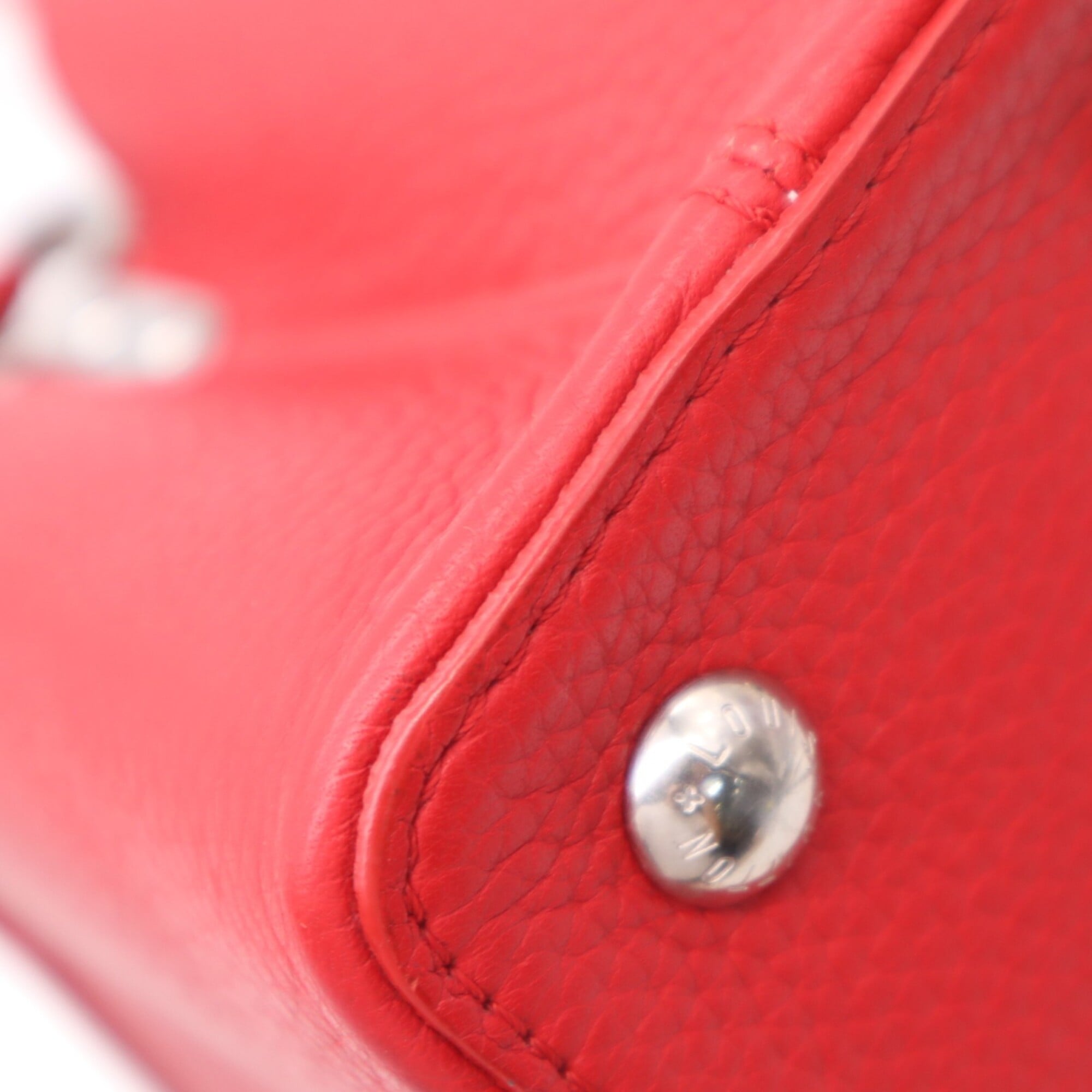 Louis Vuitton Red Color Leather Handbag Shoulder Bag (Pre-Owned)