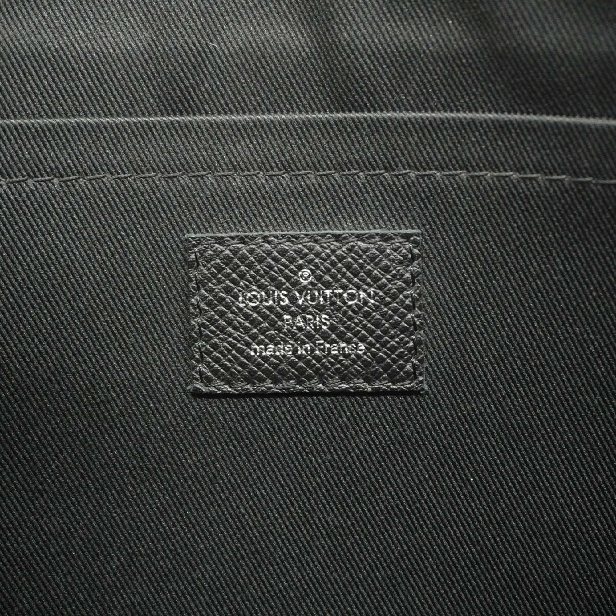 Louis Vuitton Noir Clutch Bag (Pre-Owned)