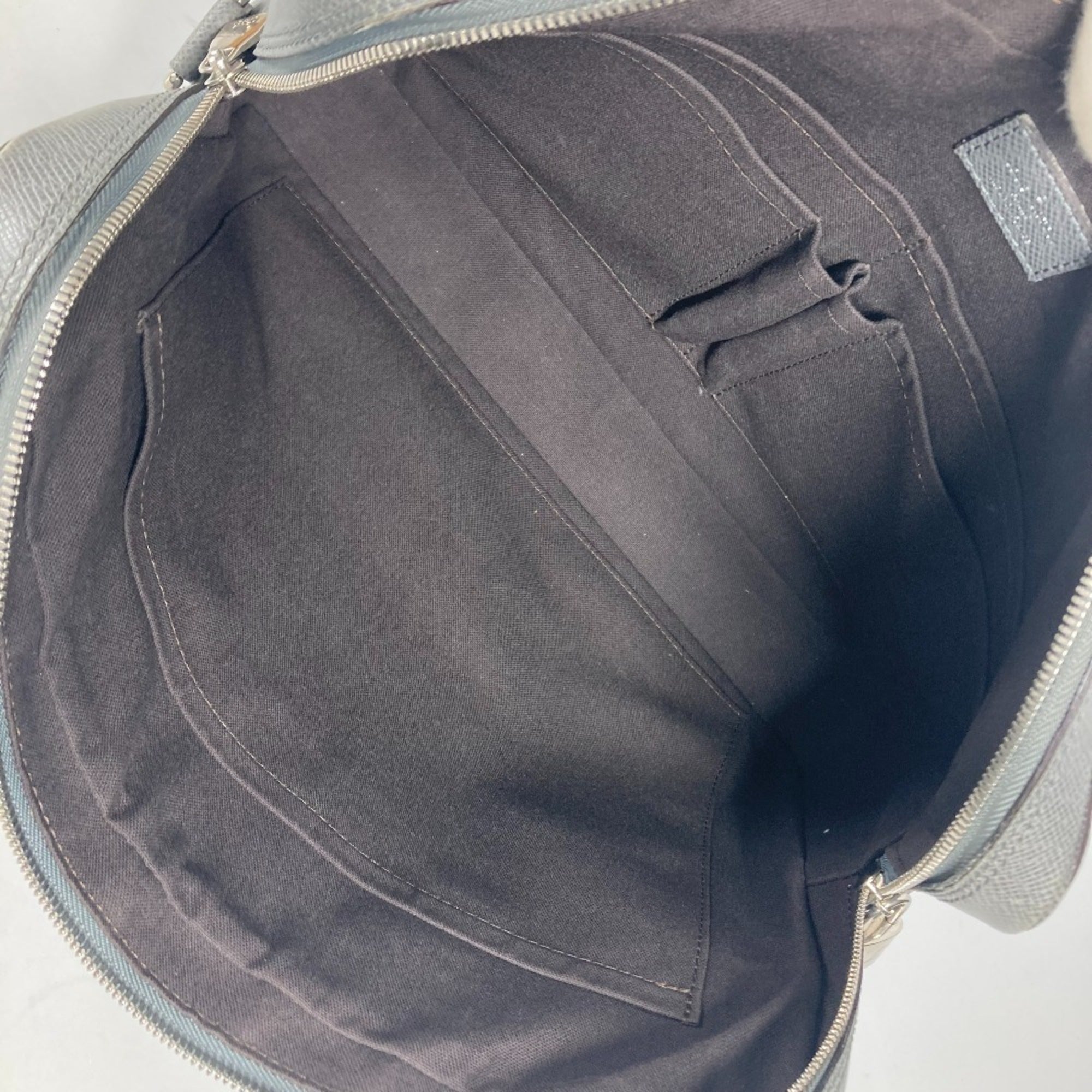 Louis Vuitton Glacier Gray Taiga Leather Leather Briefcase (Pre-Owned)