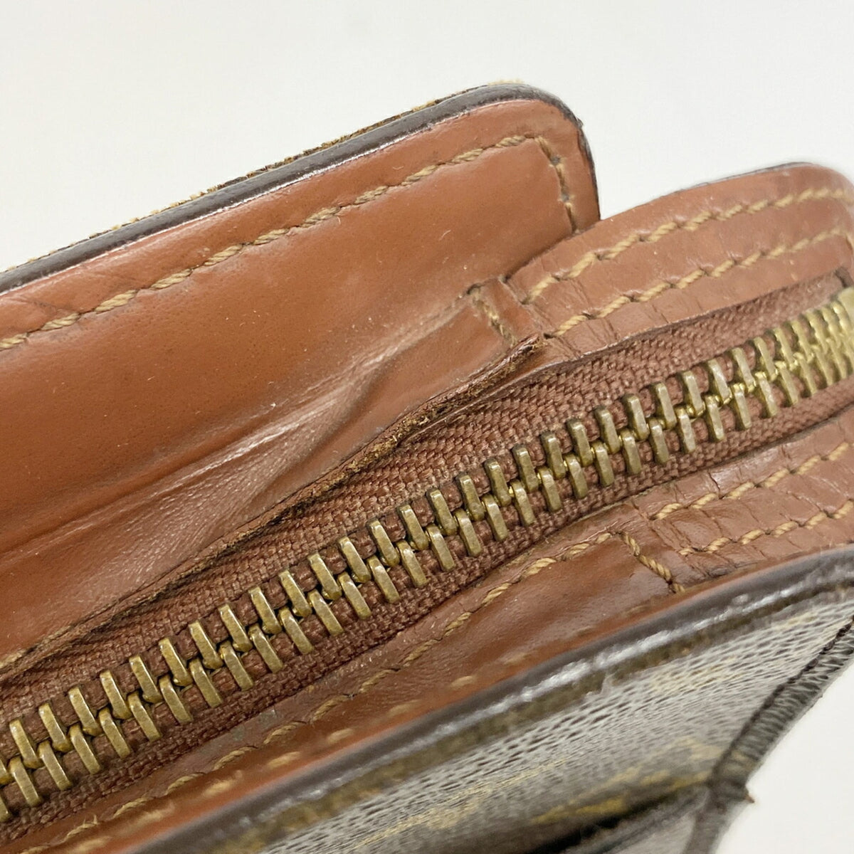 Louis Vuitton Brown Clutch Bag (Pre-Owned)