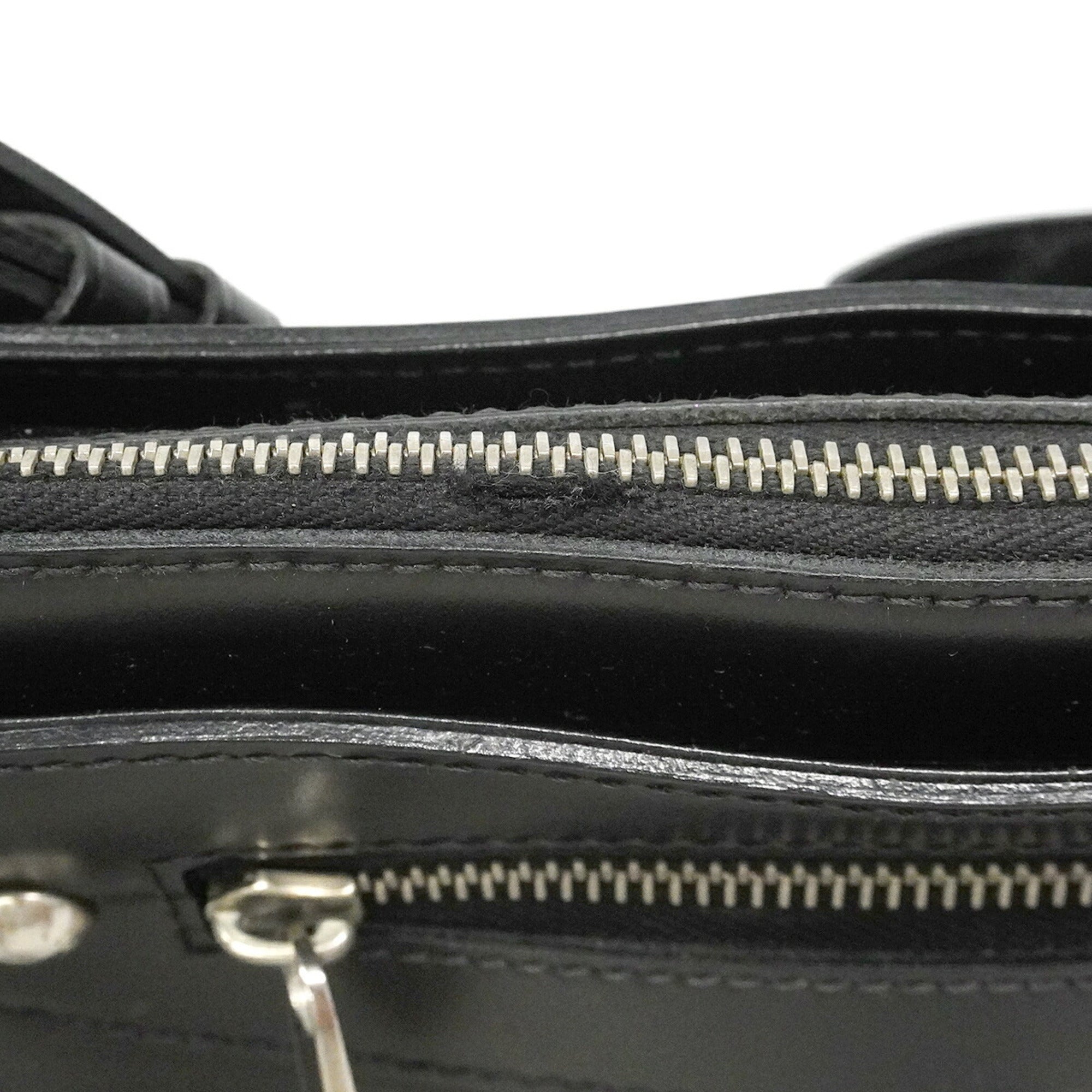Louis Vuitton Noir Shoulder Bag (Pre-Owned)