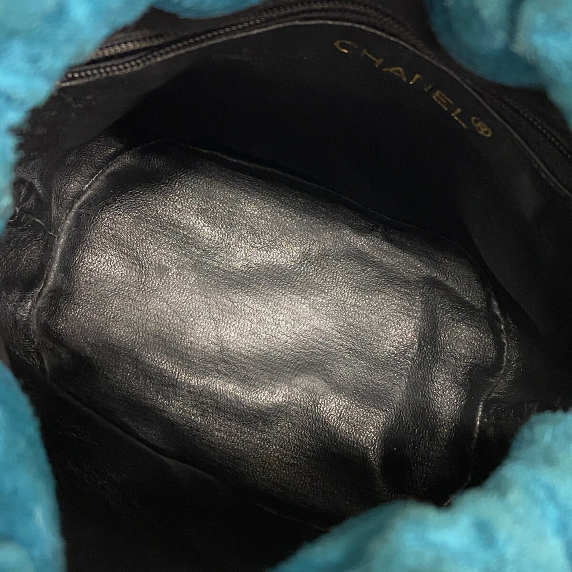 Chanel Blue Suede Shoulder Bag (Pre-Owned)