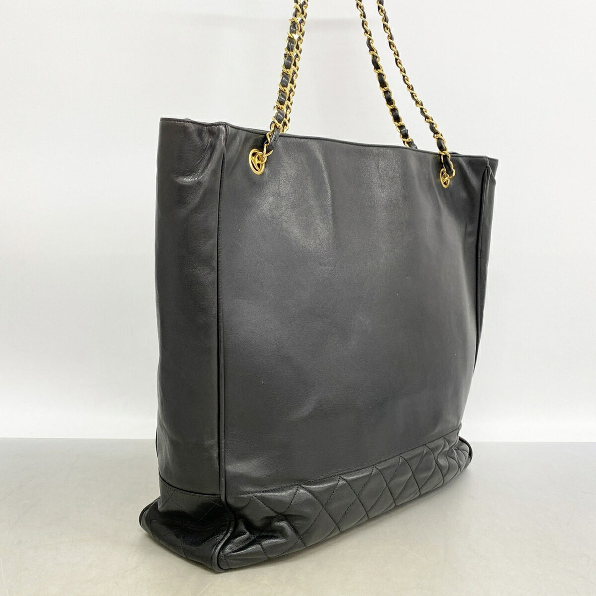 Chanel Black Leather Shoulder Bag (Pre-Owned)