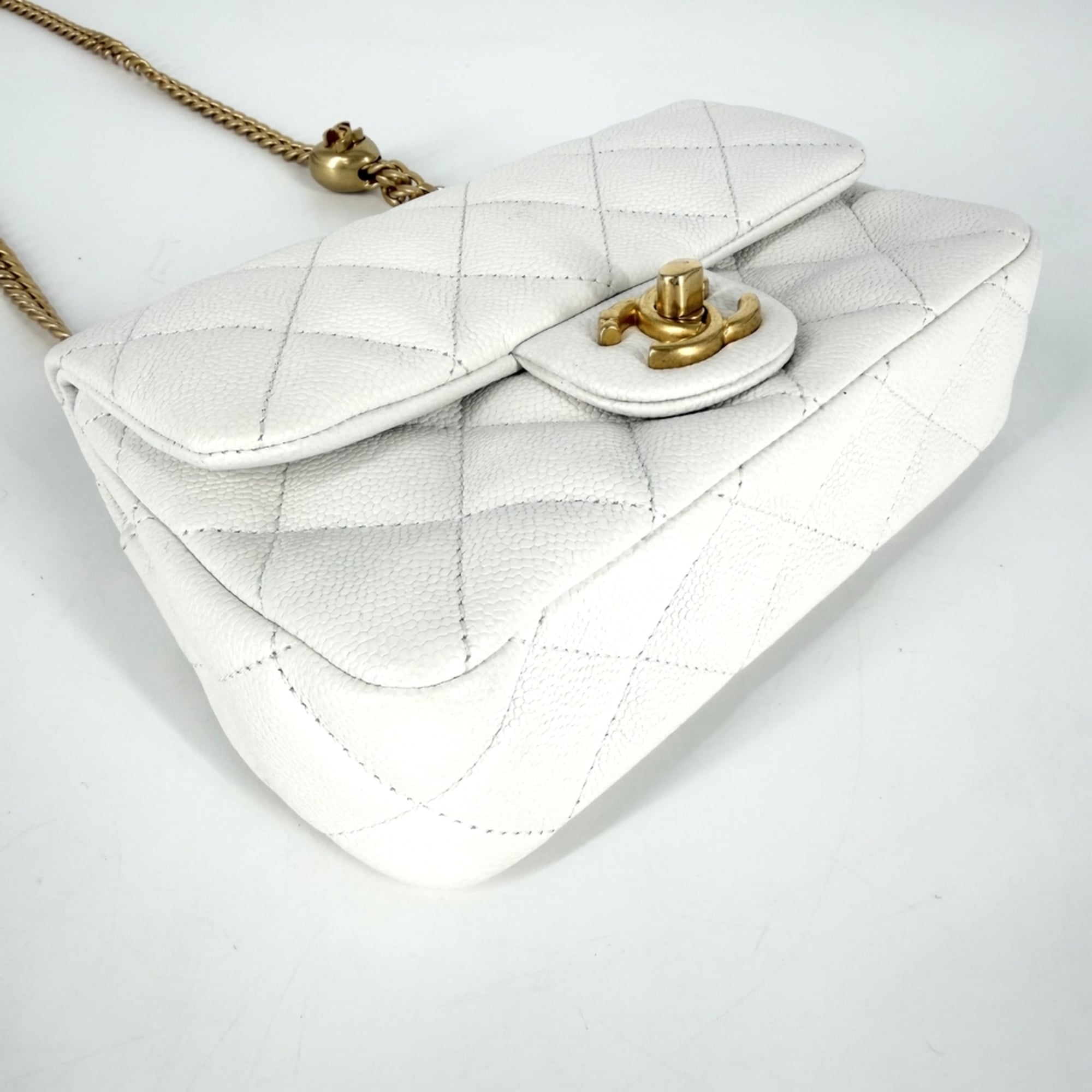Chanel White Grained Calfskin Shoulder Bag (Pre-Owned)