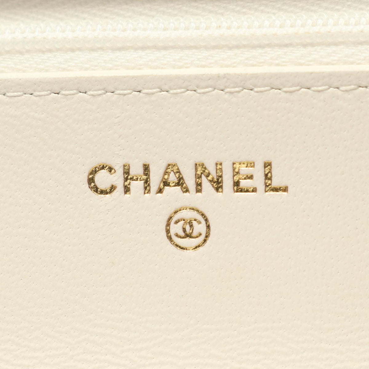 Chanel Matelasse White Leather Shoulder Bag (Pre-Owned)