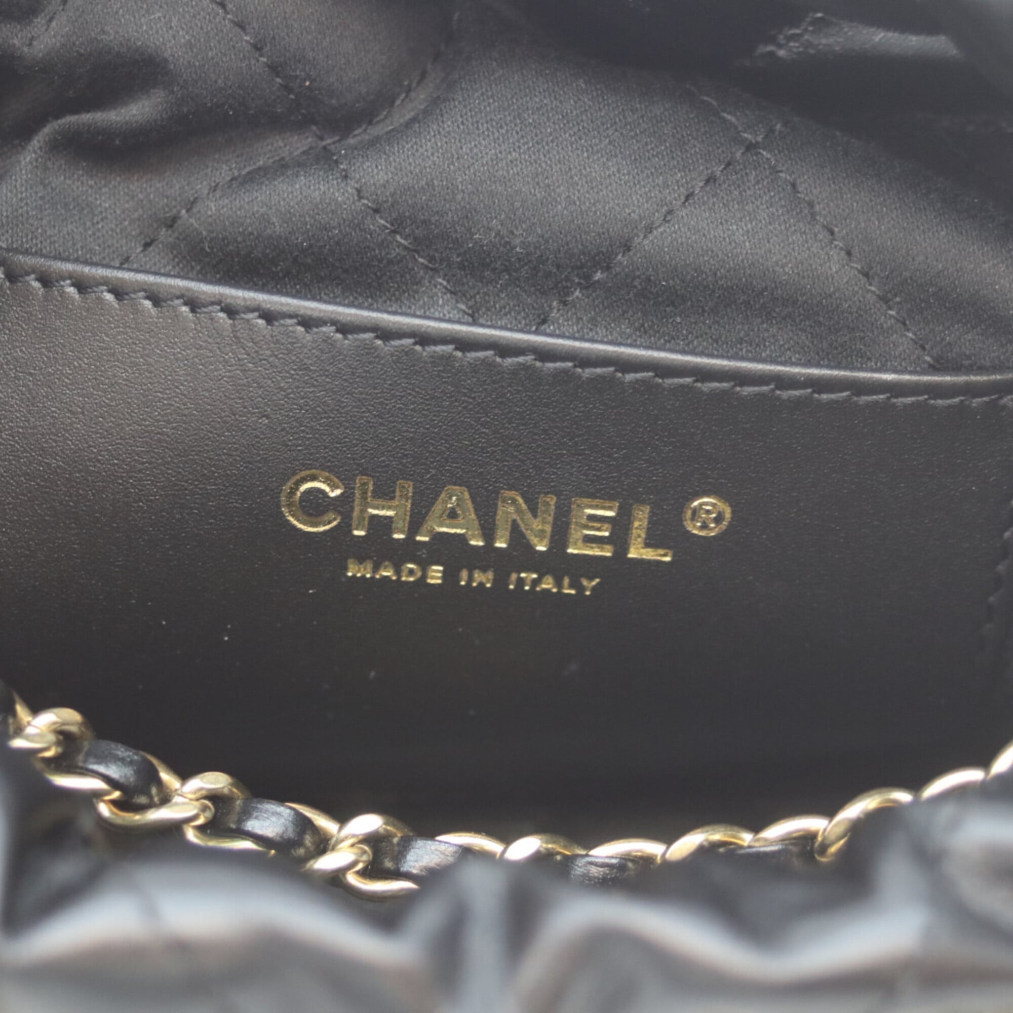 Chanel Black Leather Shoulder Bag (Pre-Owned)