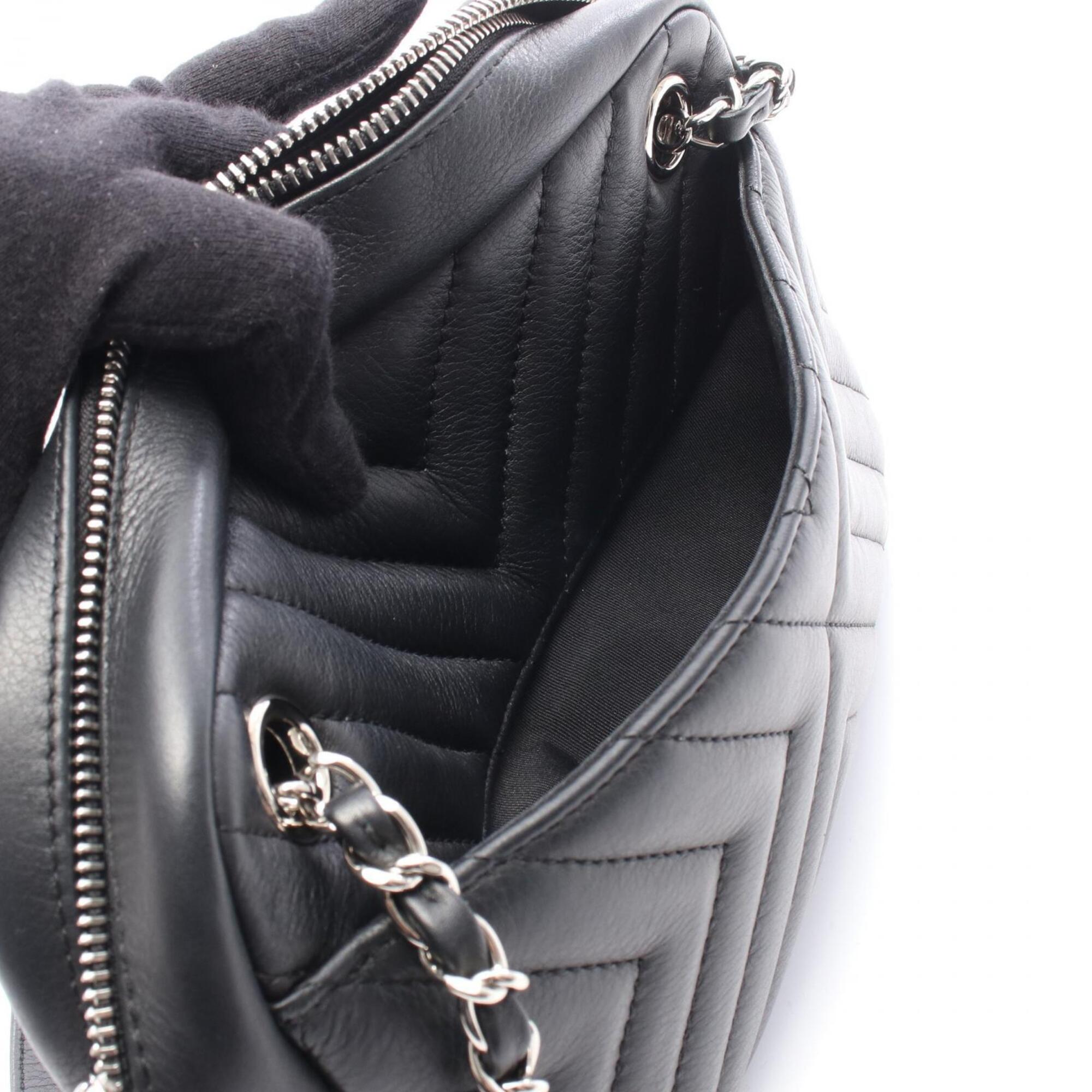 Chanel Black Leather Handbag Shoulder Bag (Pre-Owned)