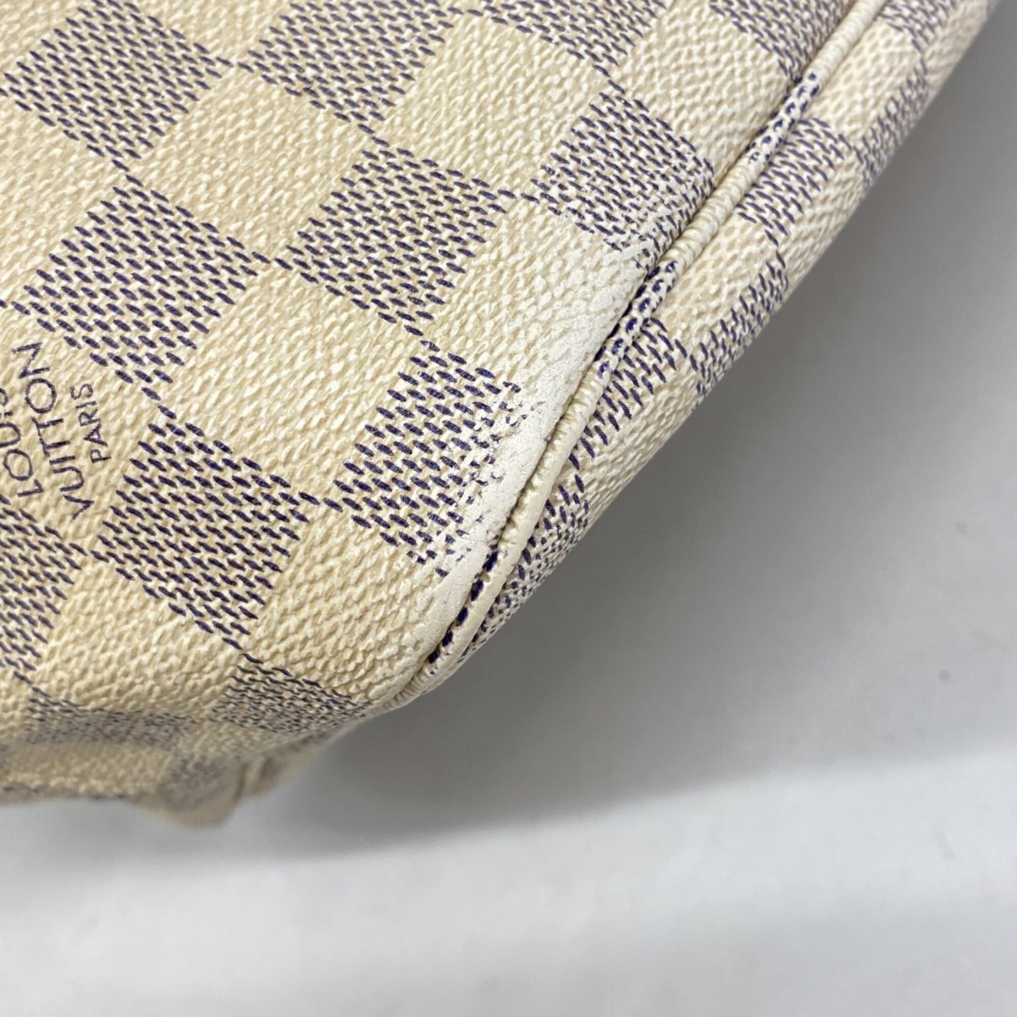 Louis Vuitton White Tote Bag (Pre-Owned)