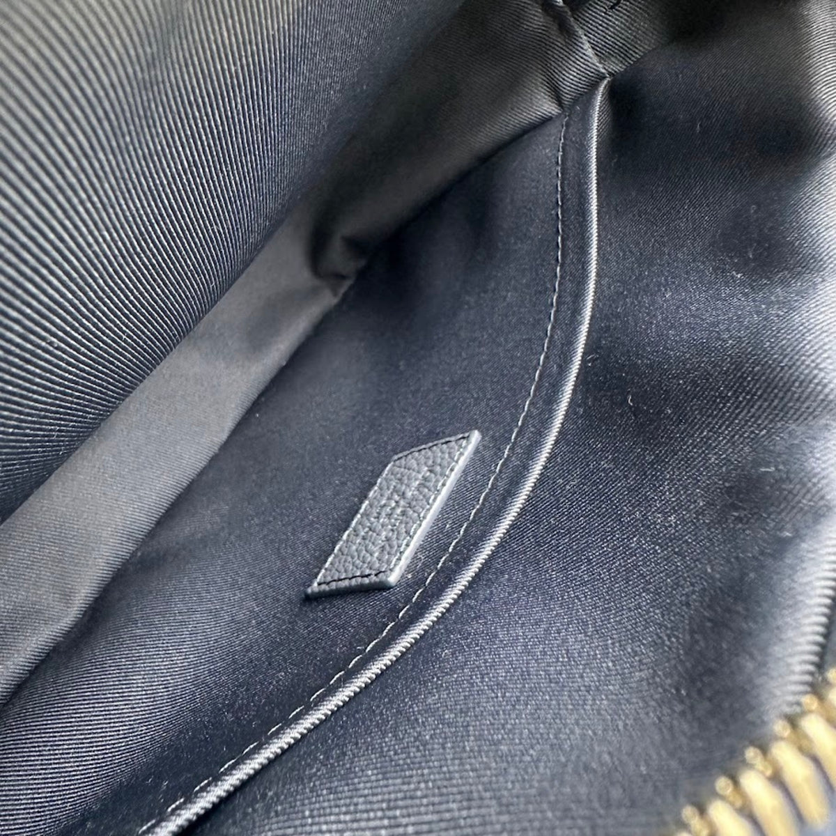 Louis Vuitton Navy Leather Shoulder Bag (Pre-Owned)