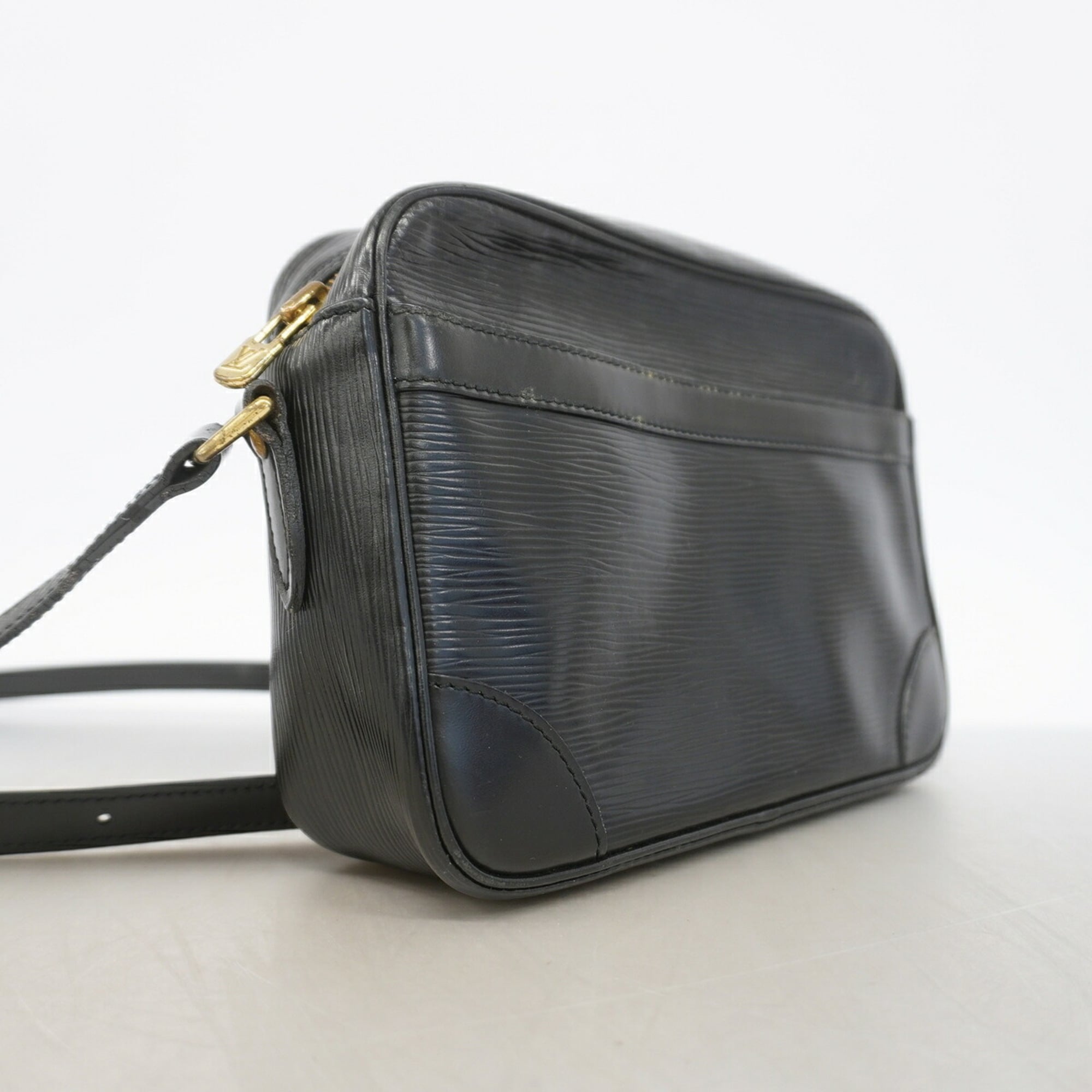 Louis Vuitton Noir Shoulder Bag (Pre-Owned)