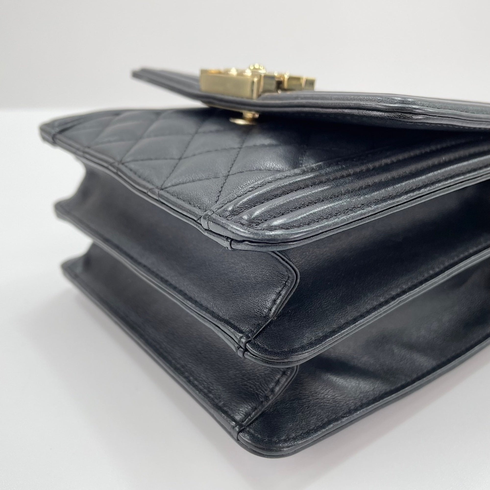 Chanel Boy Chanel Black Leather Shoulder Bag (Pre-Owned)