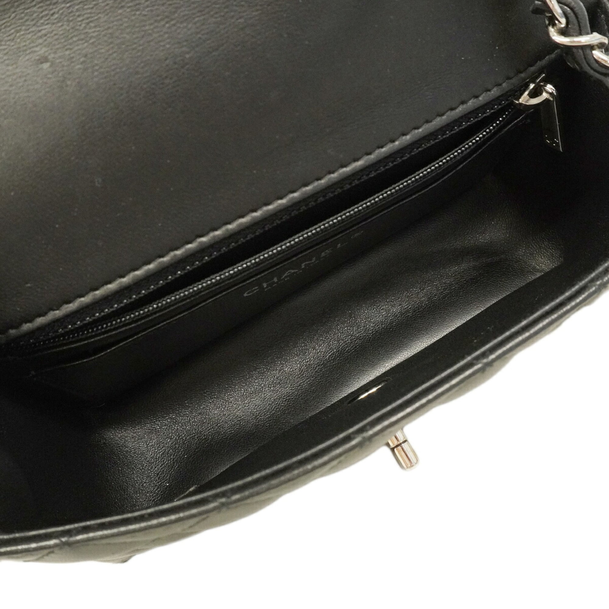Chanel Black Leather Shoulder Bag (Pre-Owned)