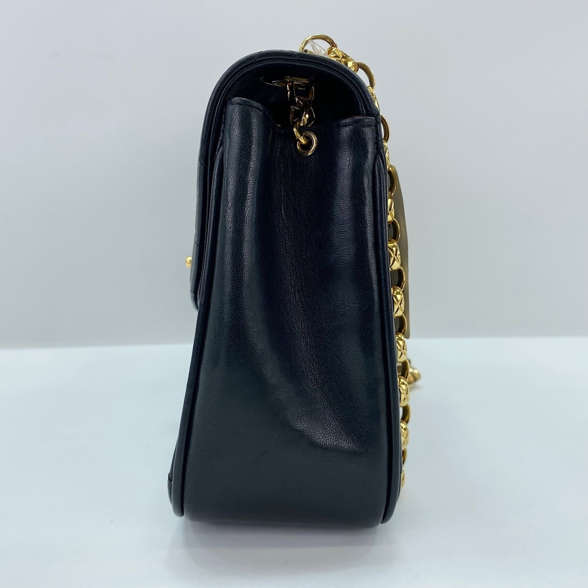 Chanel Black Shoulder Bag (Pre-Owned)