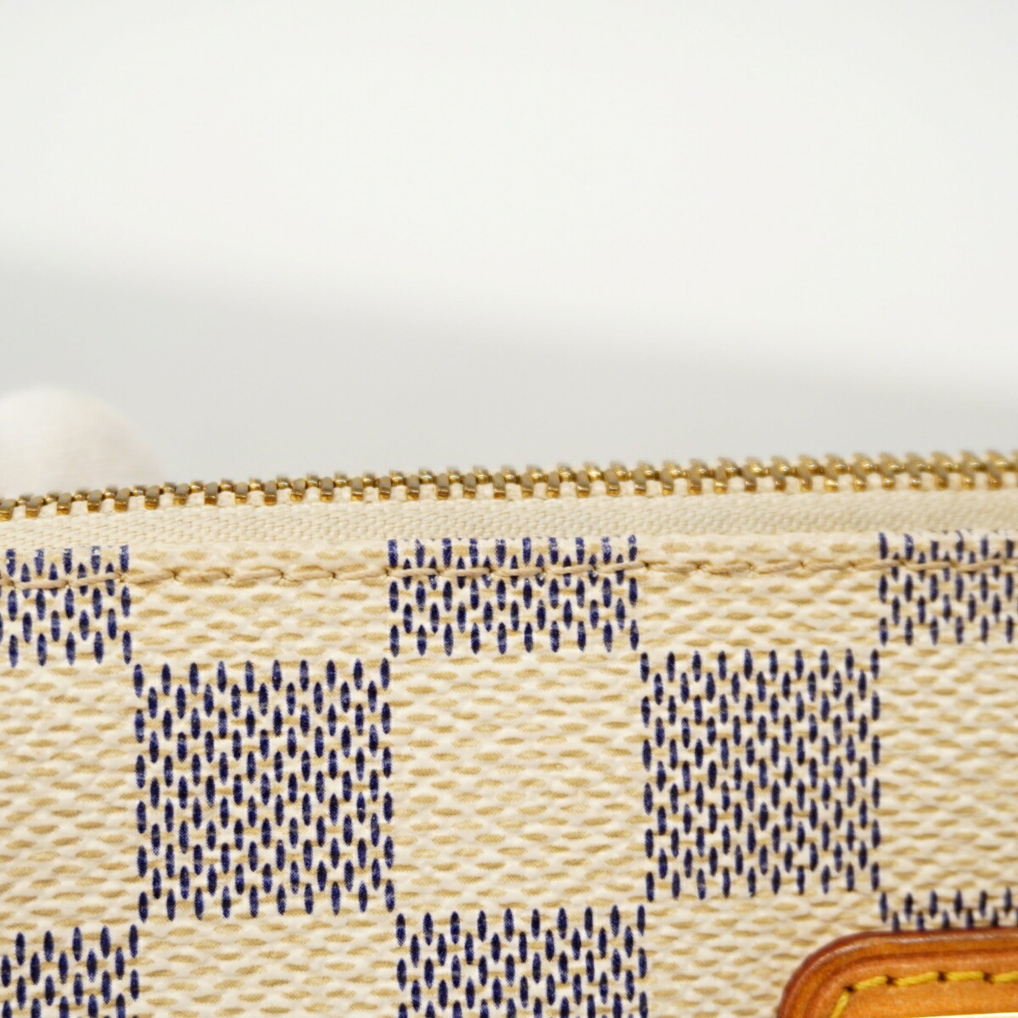 Louis Vuitton White Handbag (Pre-Owned)