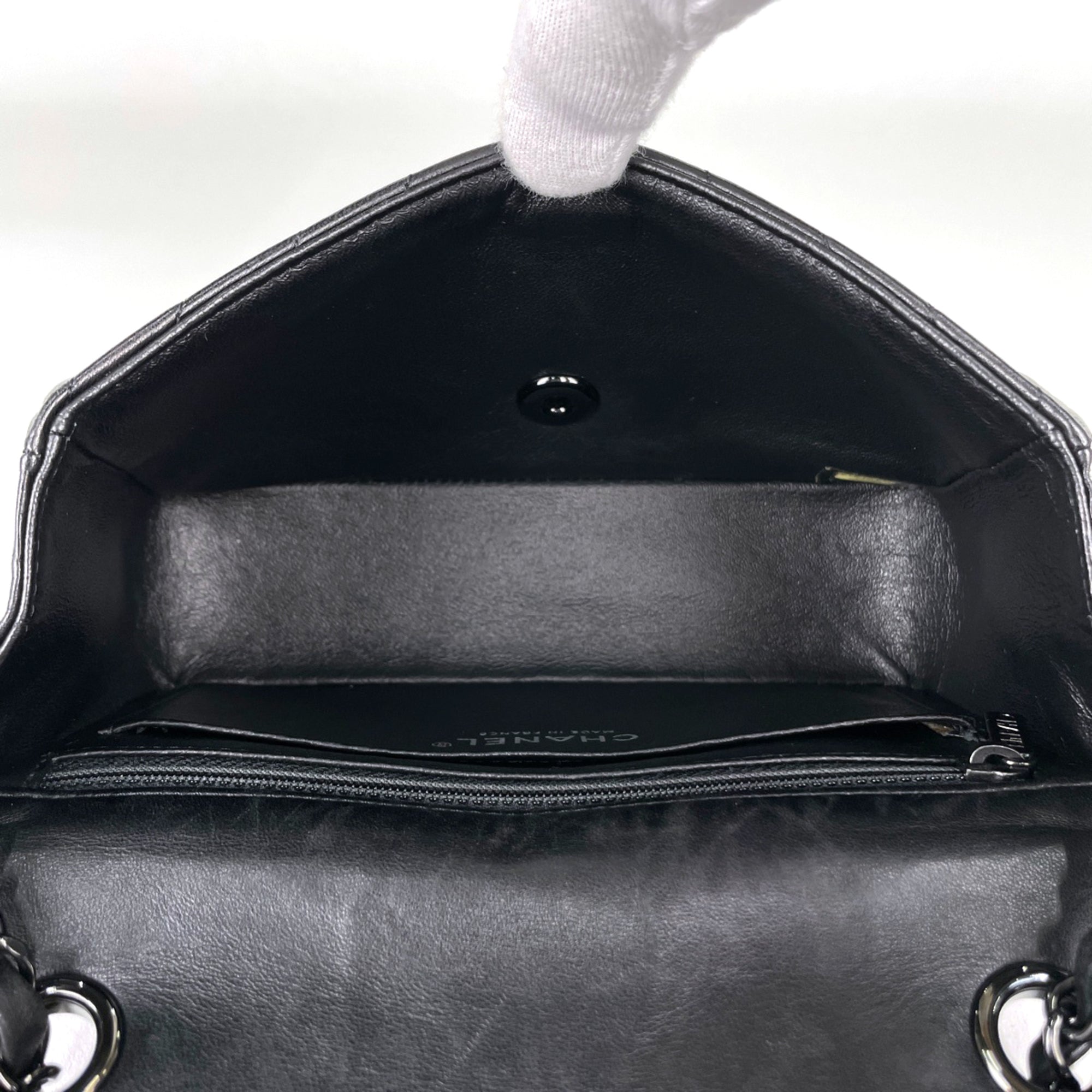 Chanel Black Leather Shoulder Bag (Pre-Owned)