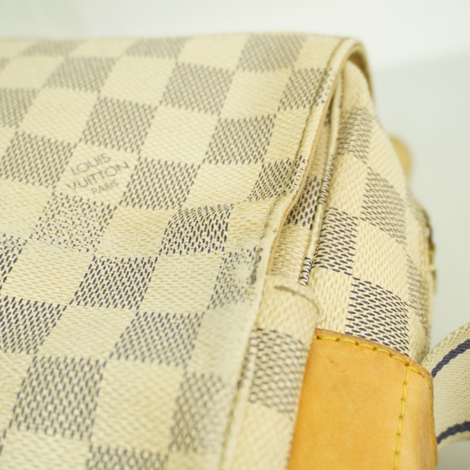 Louis Vuitton White Shoulder Bag (Pre-Owned)