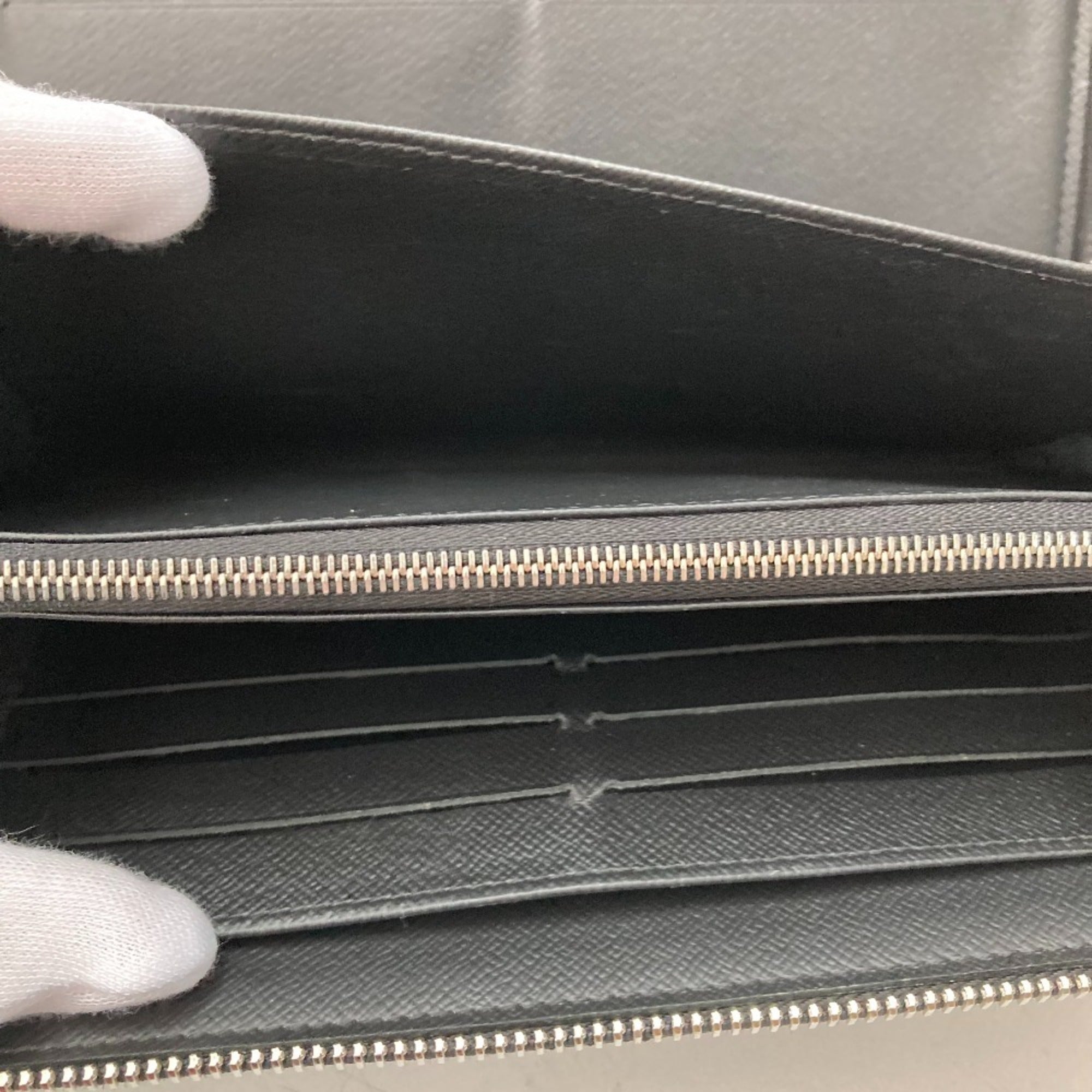 Louis Vuitton Black Taiga Leather Long Wallet (Bi-Fold) (Pre-Owned)