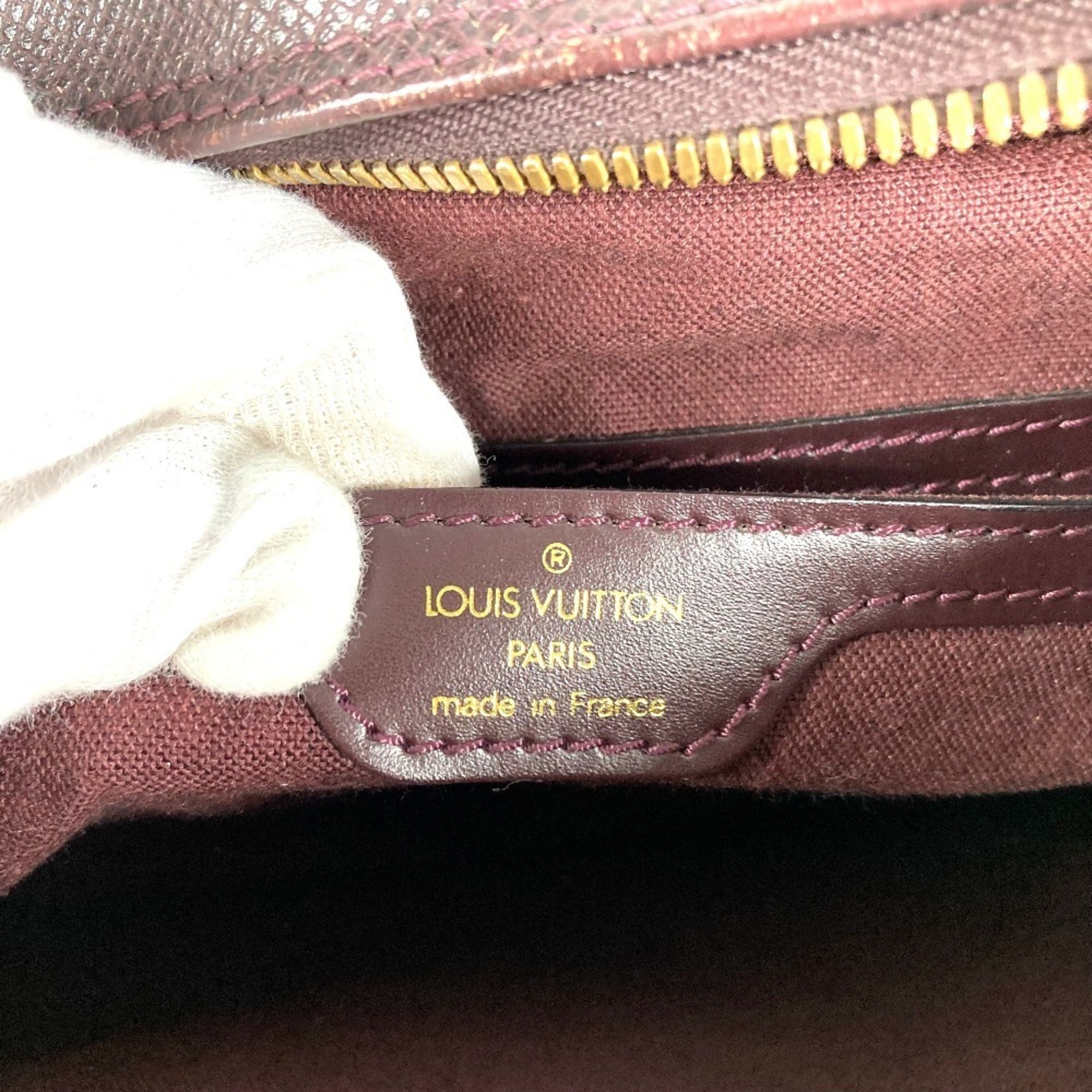 Louis Vuitton Purple Taiga Leather Shoulder Bag (Pre-Owned)