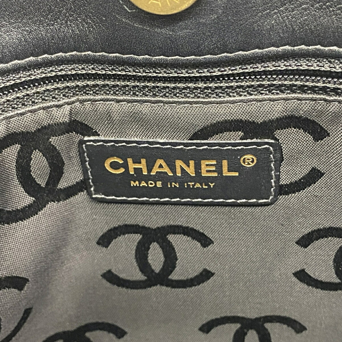 Chanel Black Leather Handbag (Pre-Owned)