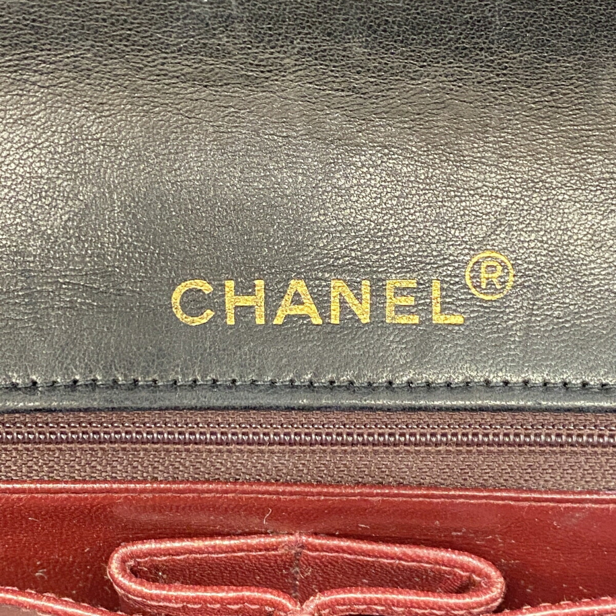 Chanel Black Leather Shoulder Bag (Pre-Owned)