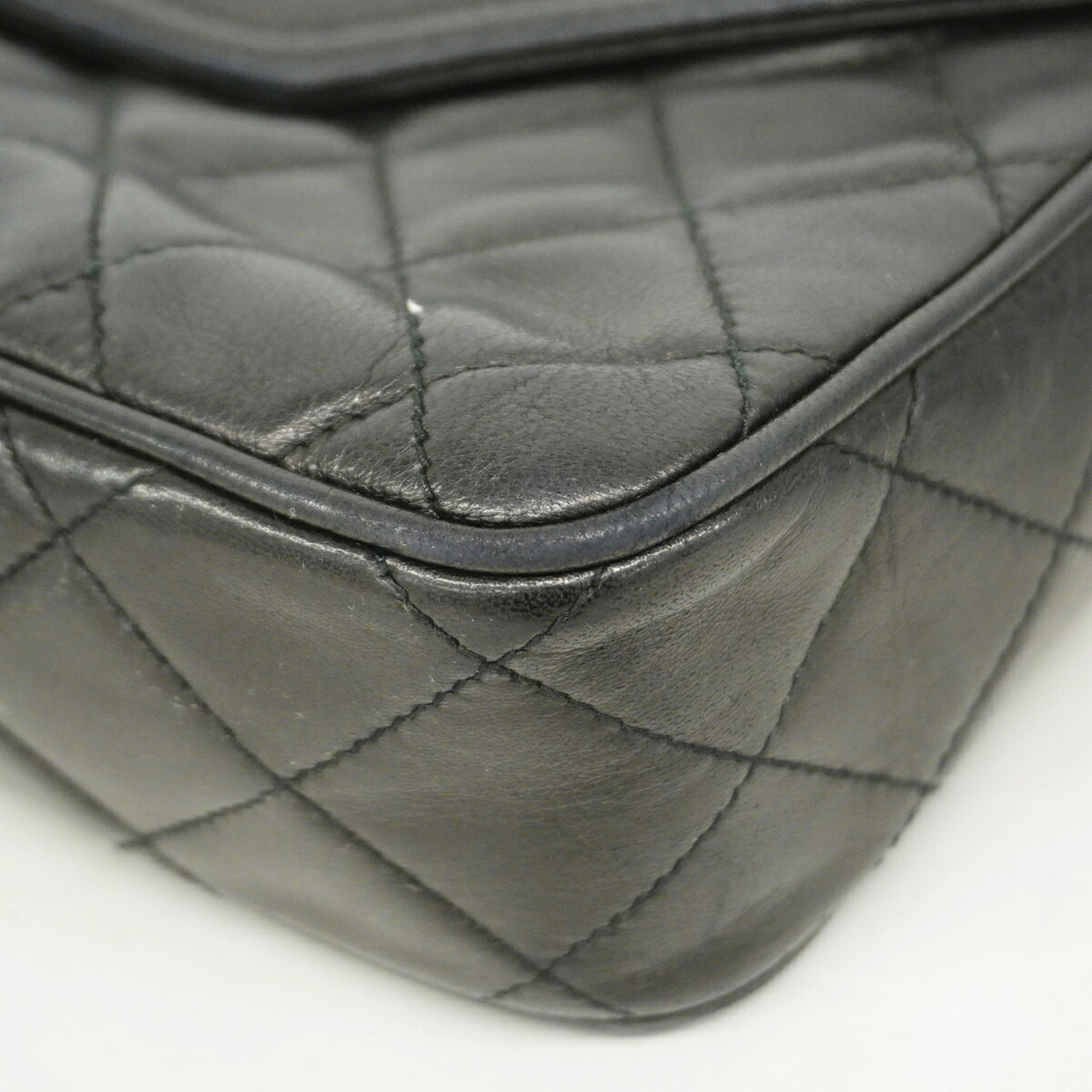 Chanel Black Leather Shoulder Bag (Pre-Owned)