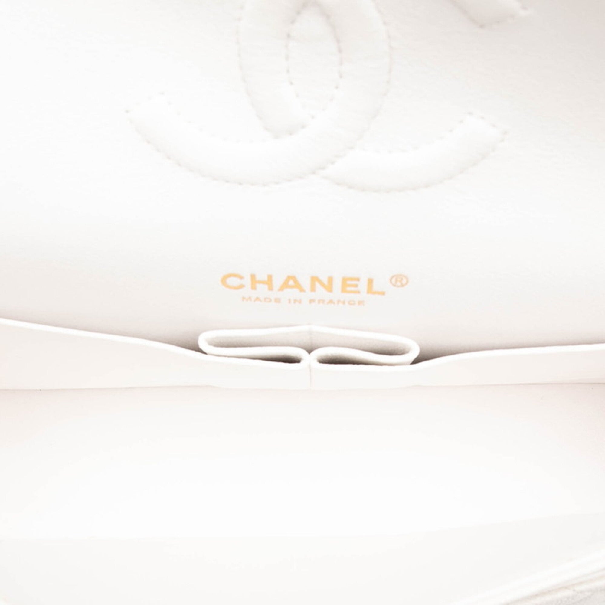 Chanel White Grained Calfskin Shoulder Bag (Pre-Owned)