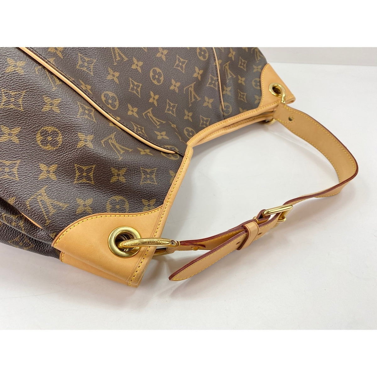 Louis Vuitton Brown Shoulder Bag (Pre-Owned)