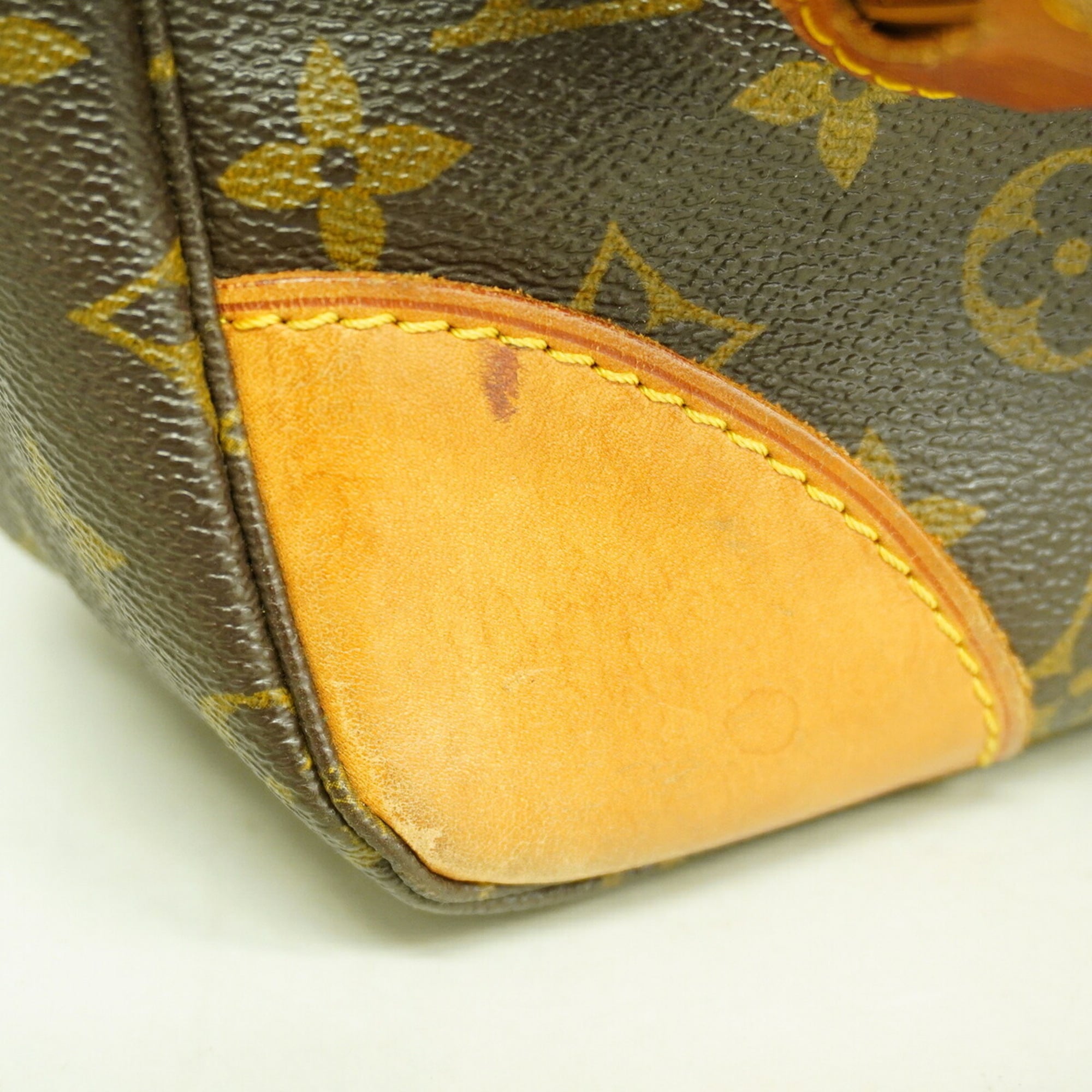 Louis Vuitton Brown Shoulder Bag (Pre-Owned)