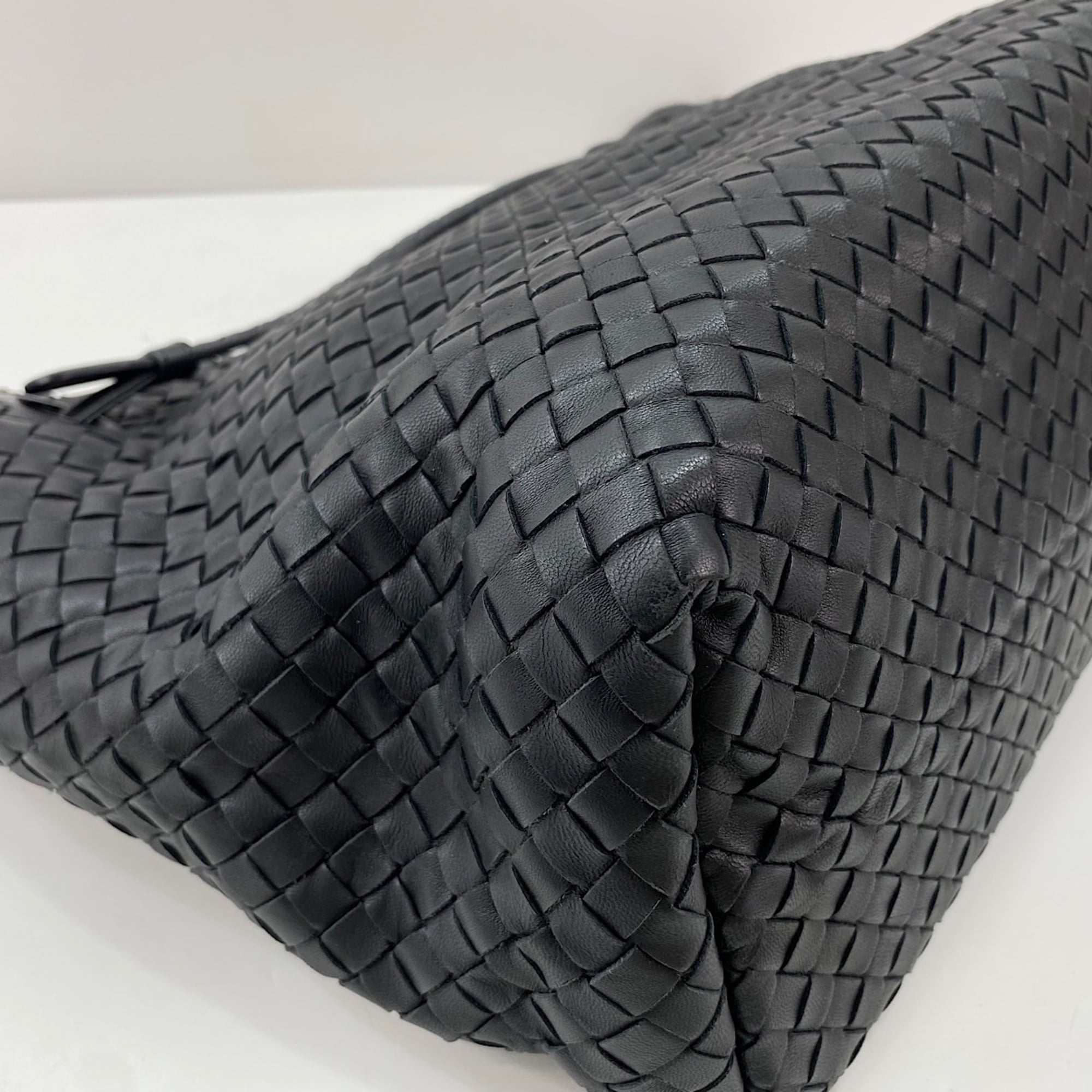 Bottega Veneta Intrecciato Black Intrecciato Handbag (Pre-Owned)