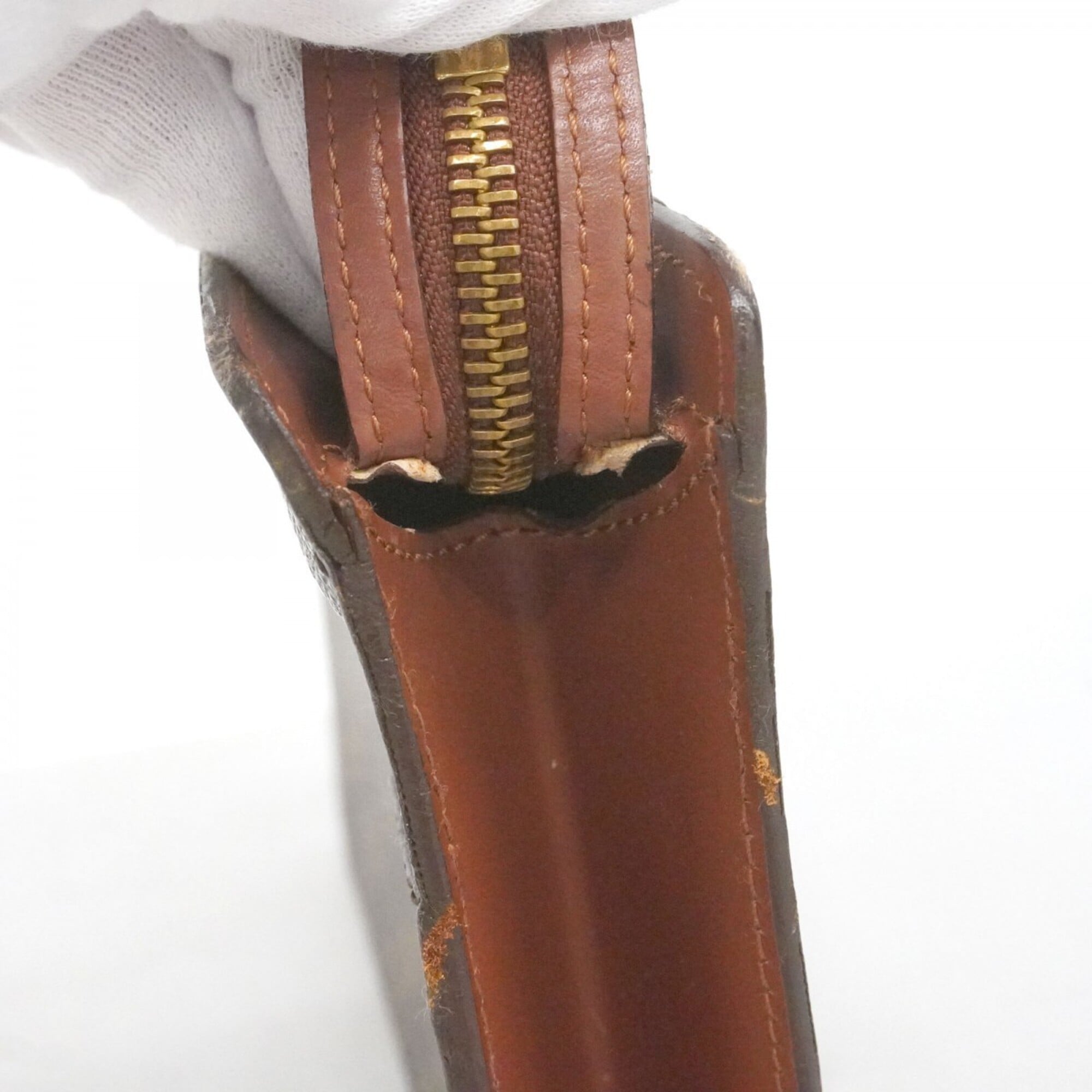 Louis Vuitton Brown Clutch Bag (Pre-Owned)