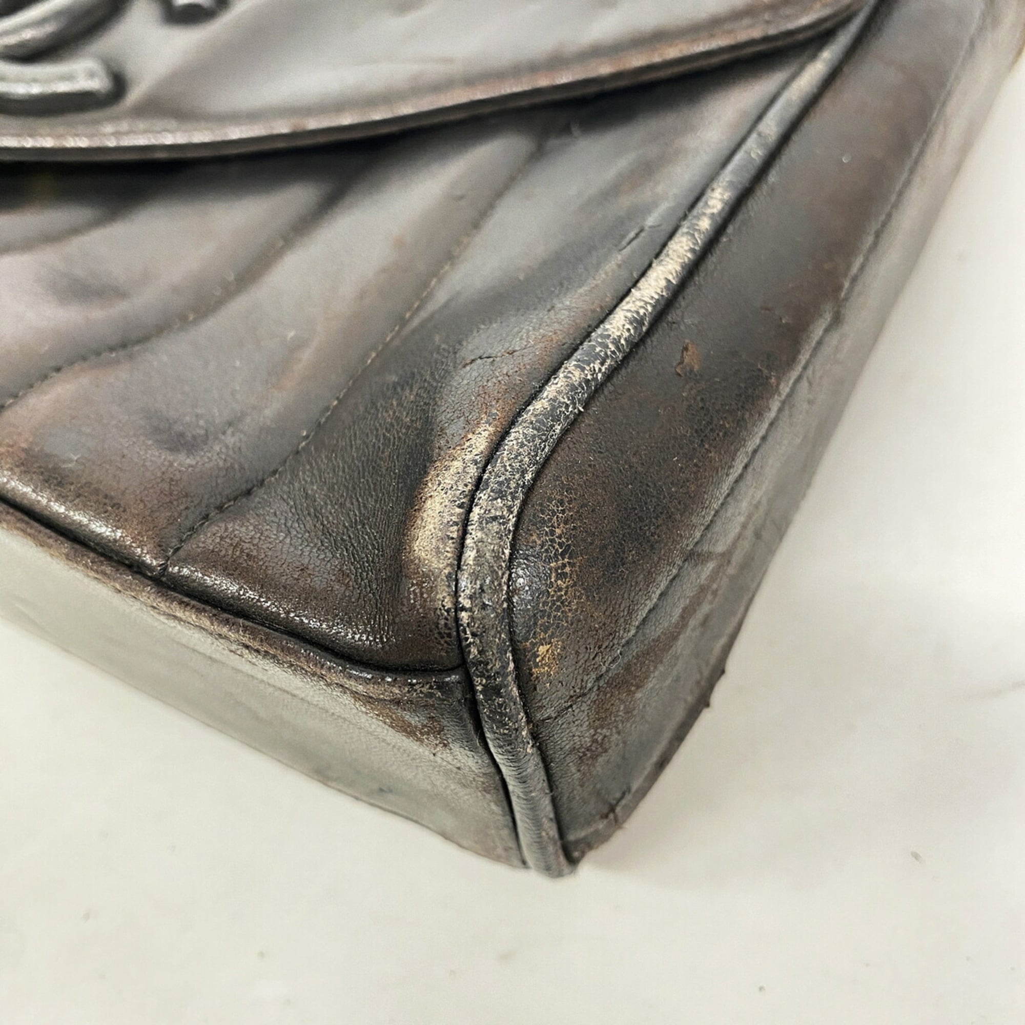 Chanel Black Leather Shoulder Bag (Pre-Owned)