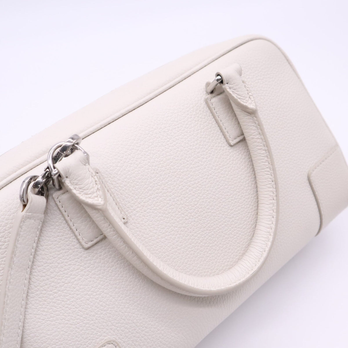 Loewe Amazona White Leather Handbag Shoulder Bag (Pre-Owned)