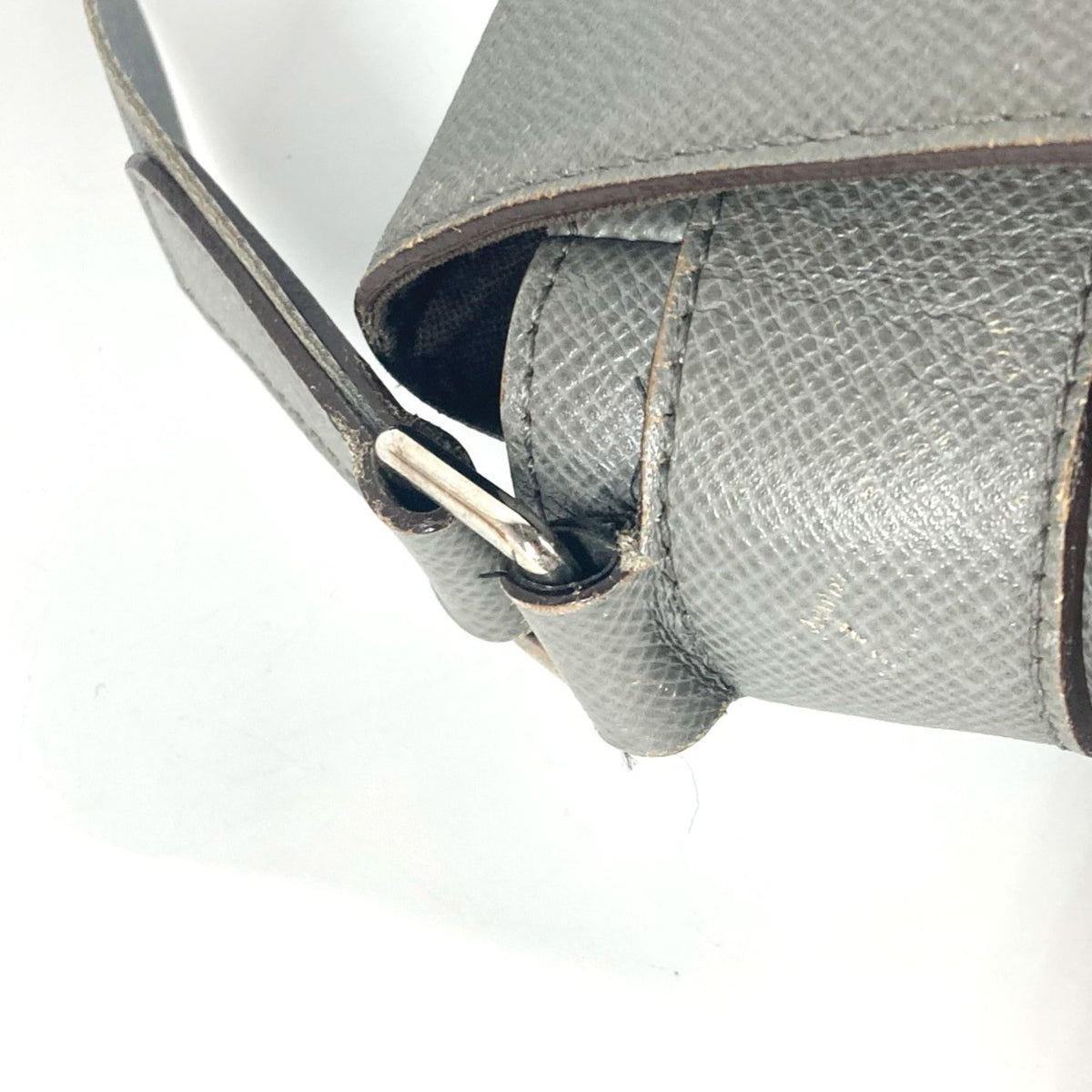 Louis Vuitton Gray Taiga Leather Messenger Bag Shoulder Bag (Pre-Owned)