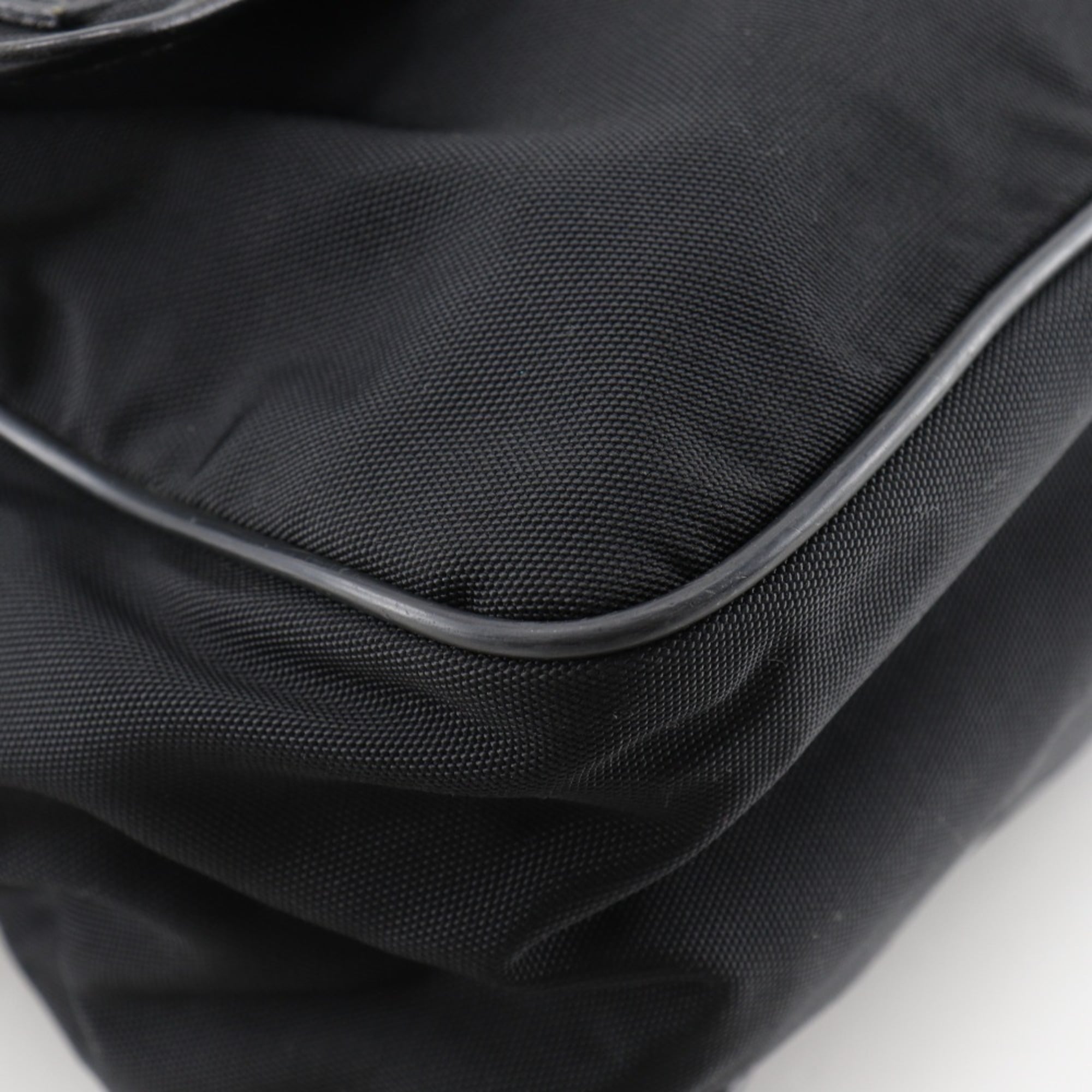 Gucci Black Nylon Canvas Shoulder Bag Sling Bag (Pre-Owned)