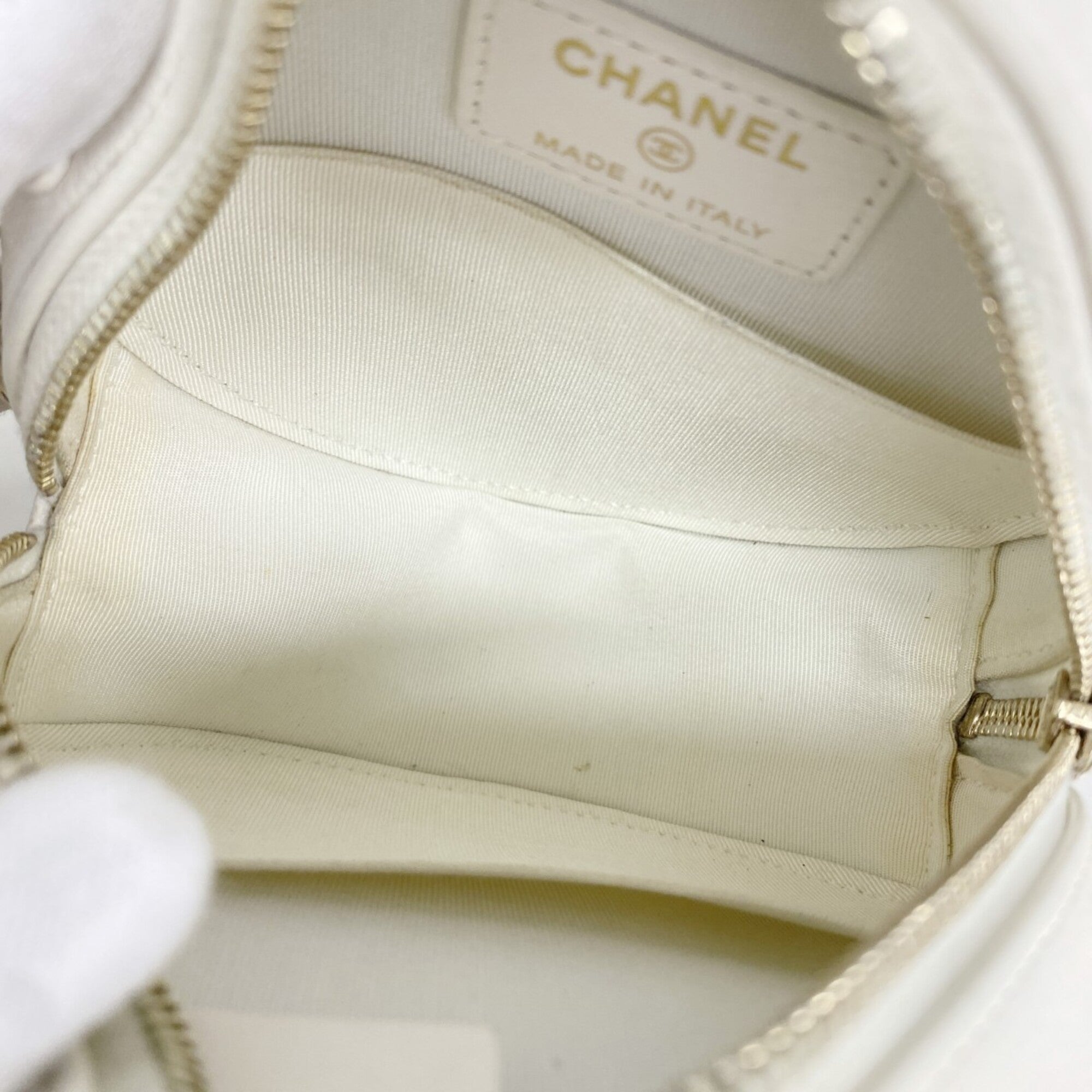 Chanel White Grained Calfskin Shoulder Bag (Pre-Owned)