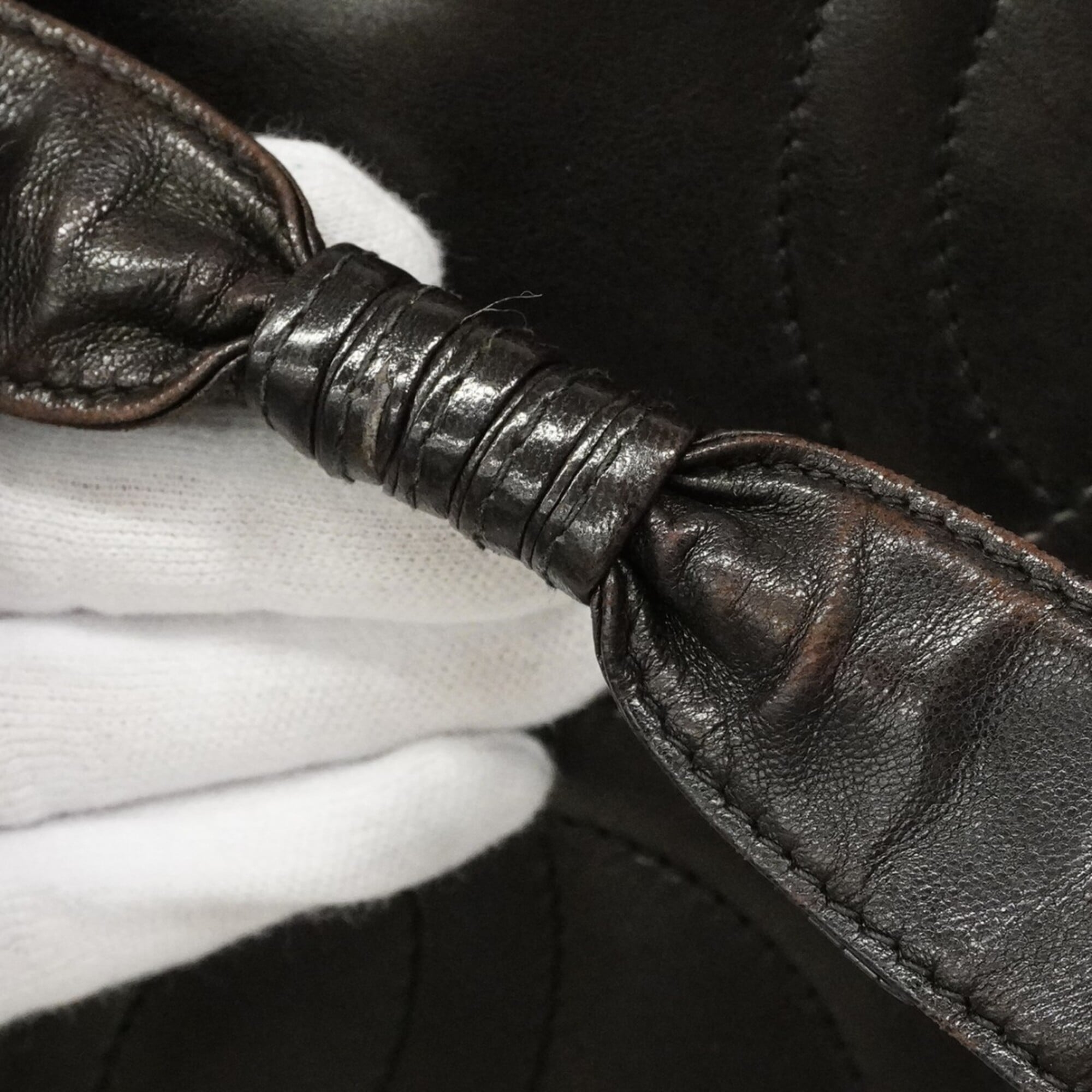 Chanel Black Leather Shoulder Bag (Pre-Owned)
