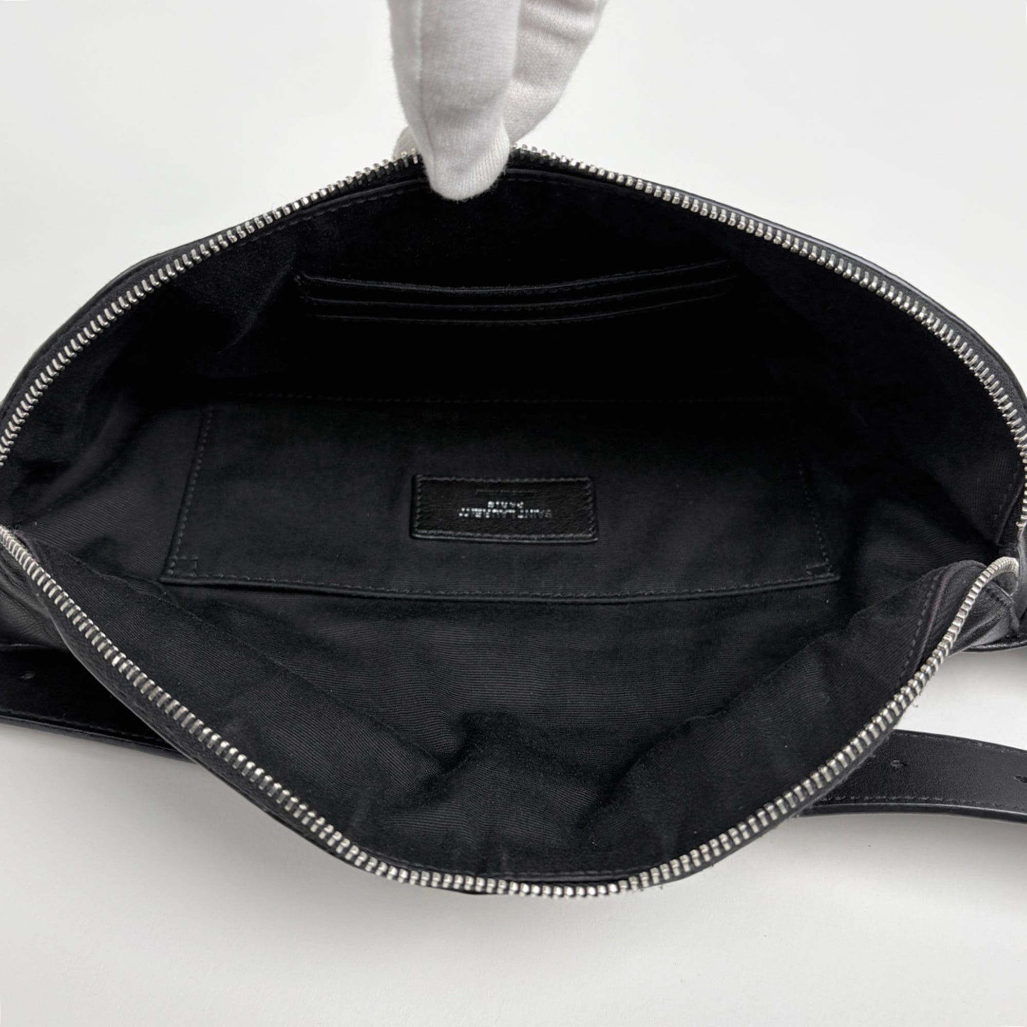 Saint Laurent Black Leather Sling Bag (Pre-Owned)
