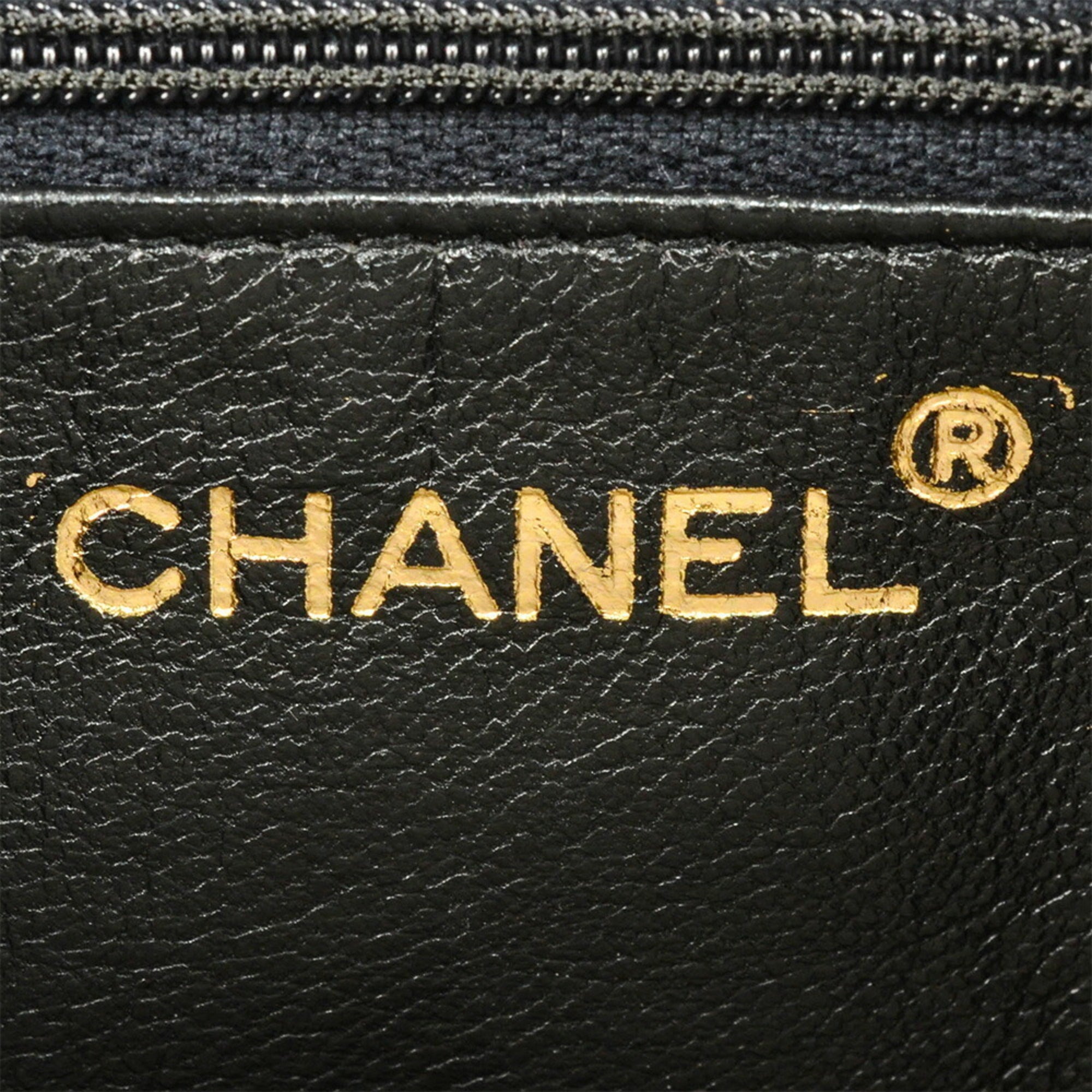 Chanel Matelasse Black Leather Shoulder Bag (Pre-Owned)