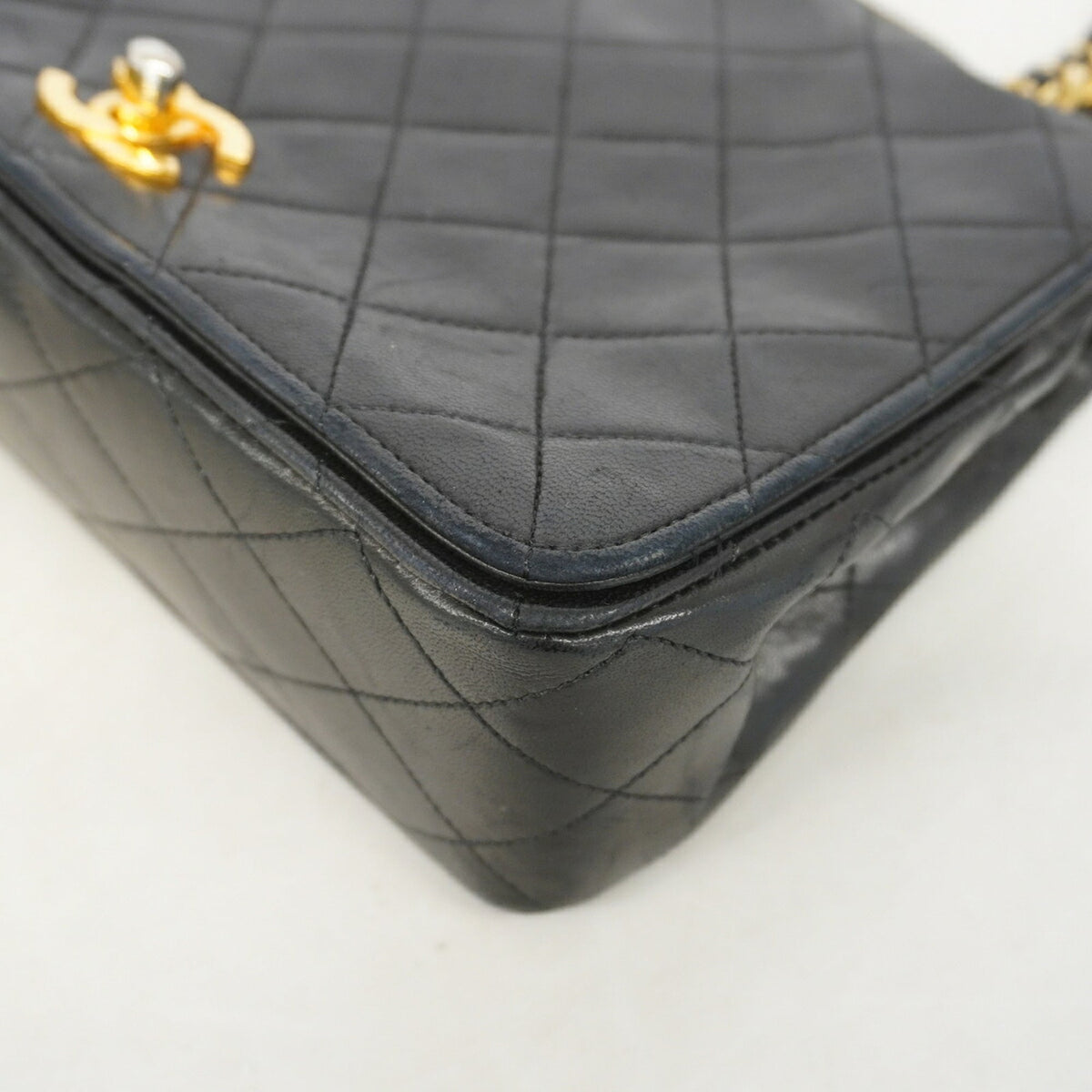 Chanel Black Leather Shoulder Bag (Pre-Owned)