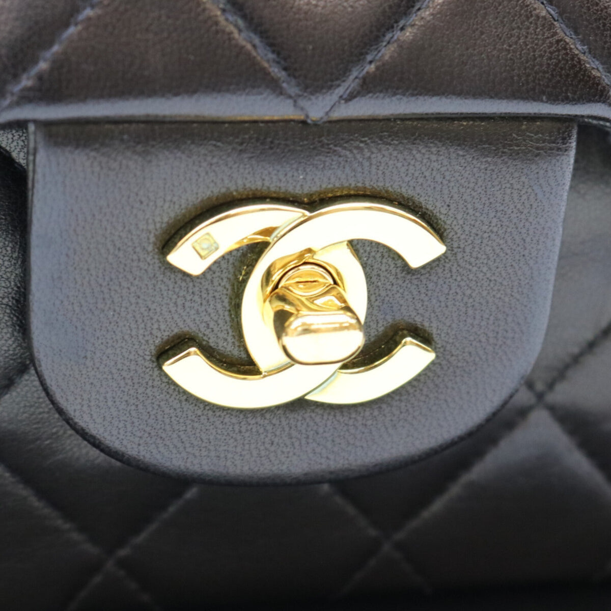 Chanel Black Leather Shoulder Bag (Pre-Owned)