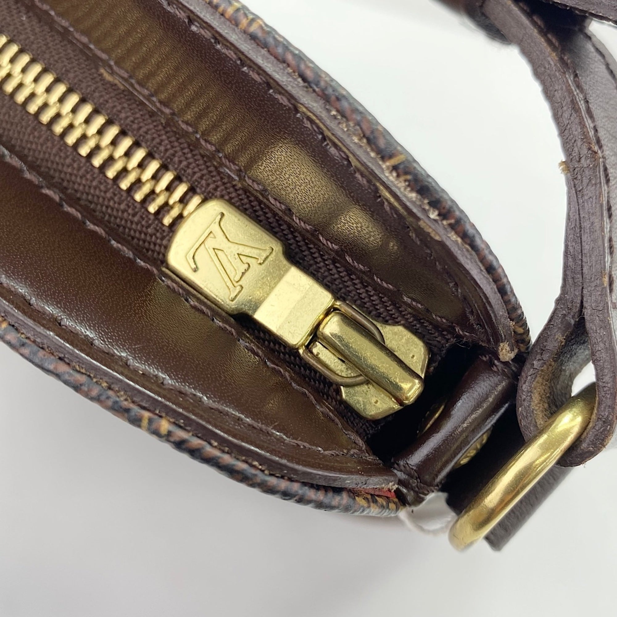Louis Vuitton Brown Shoulder Bag (Pre-Owned)