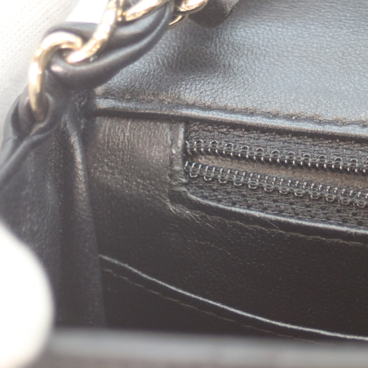 Chanel Black Leather Shoulder Bag (Pre-Owned)