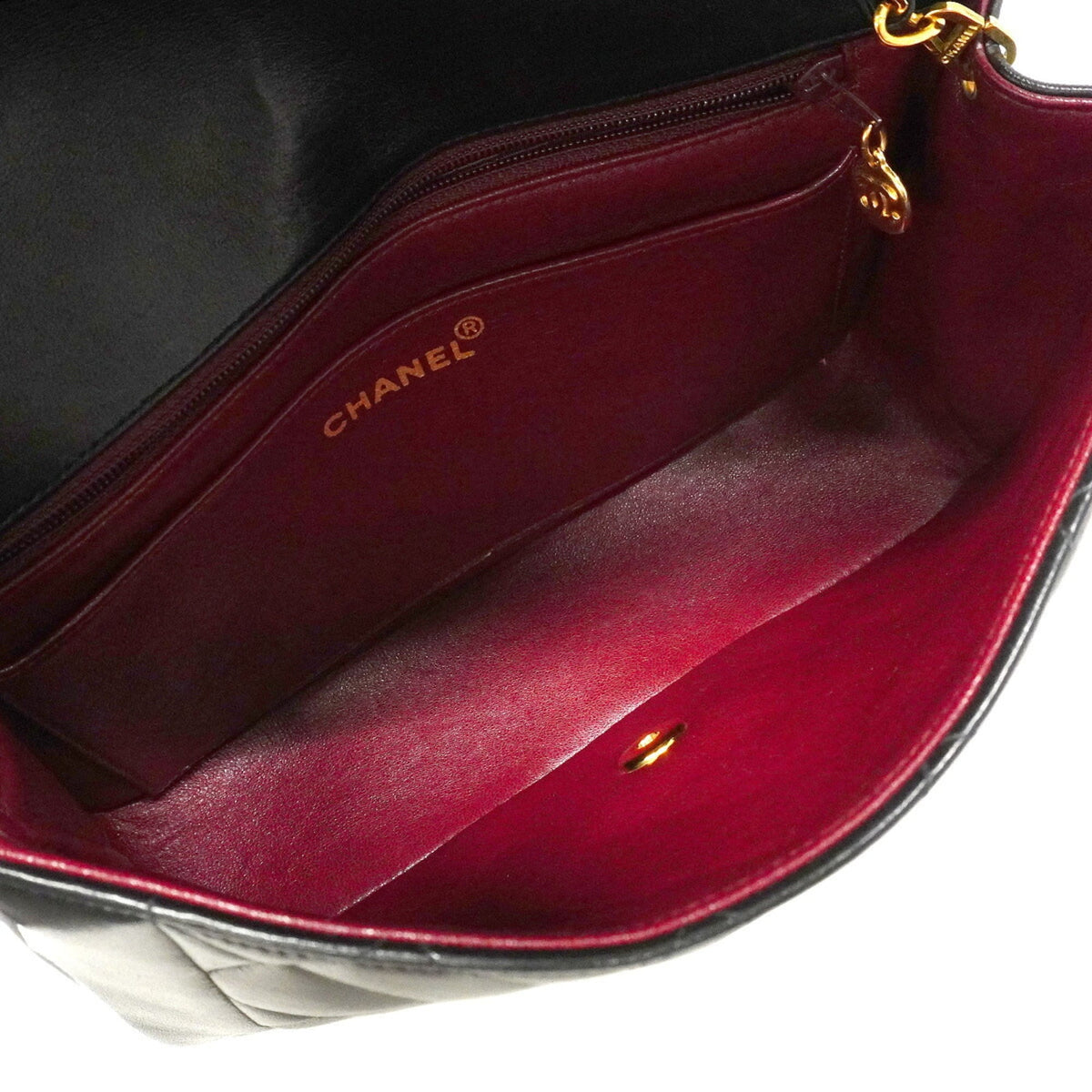 Chanel Black Leather Shoulder Bag (Pre-Owned)