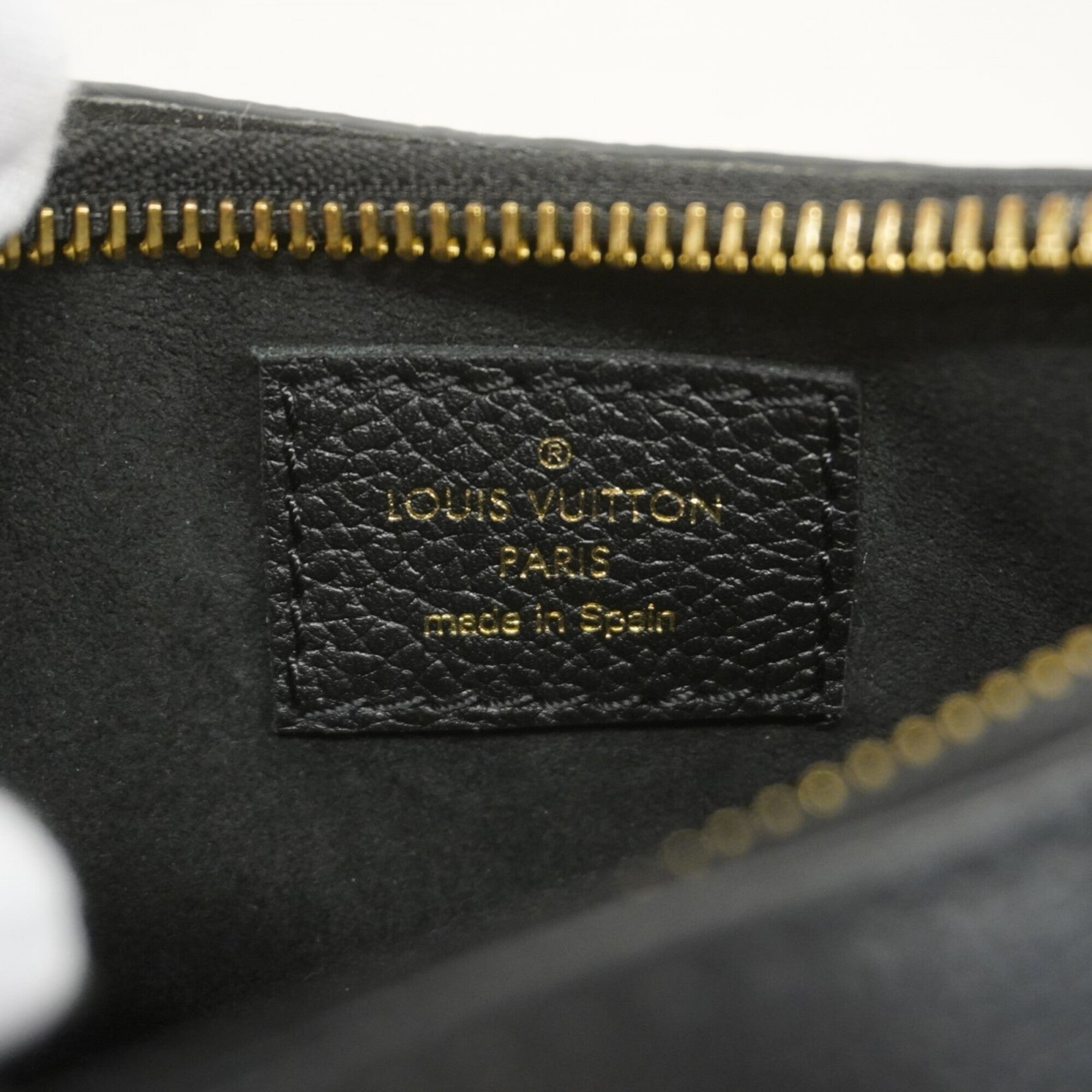 Louis Vuitton Noir Handbag (Pre-Owned)