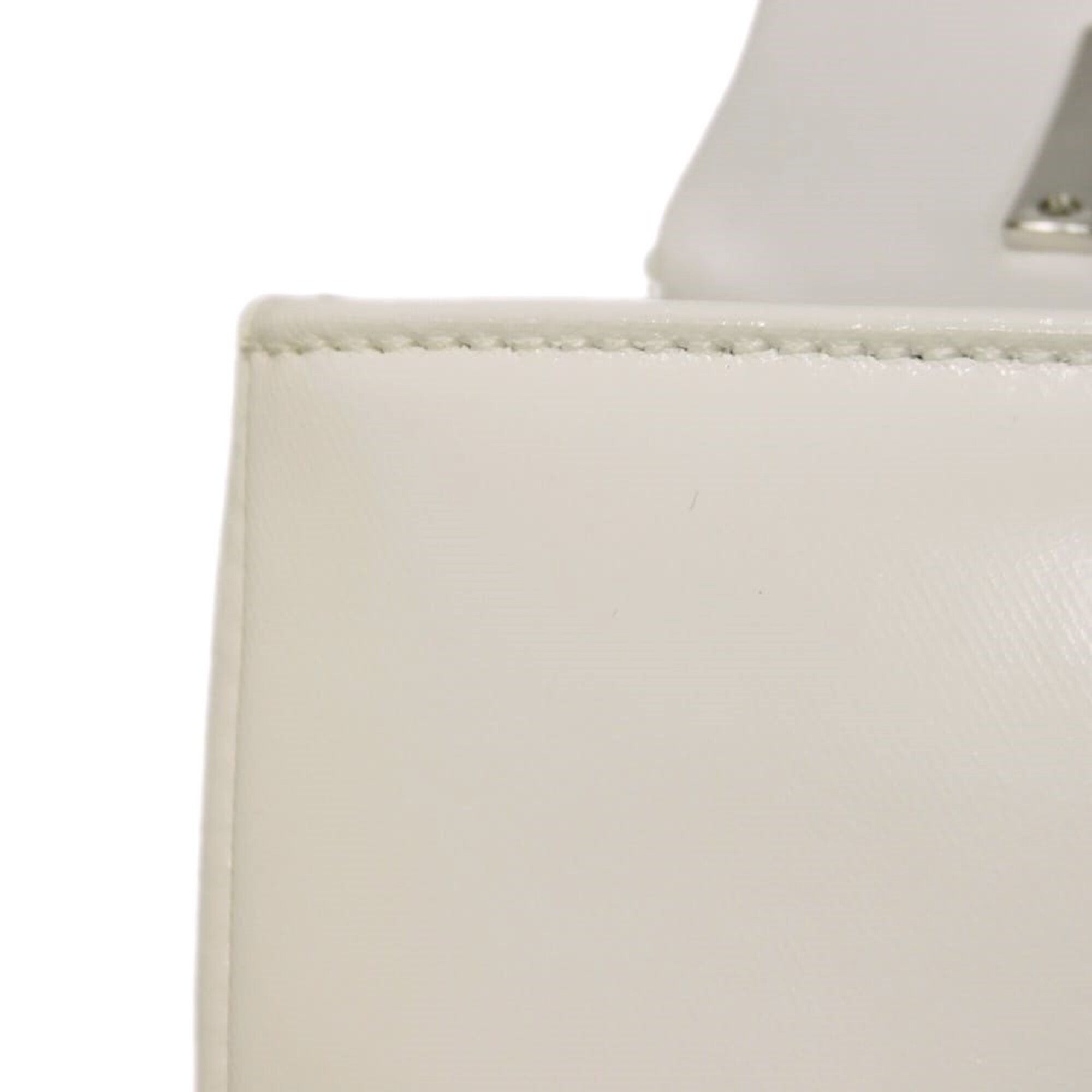 Burberry White Leather Shoulder Bag (Pre-Owned)
