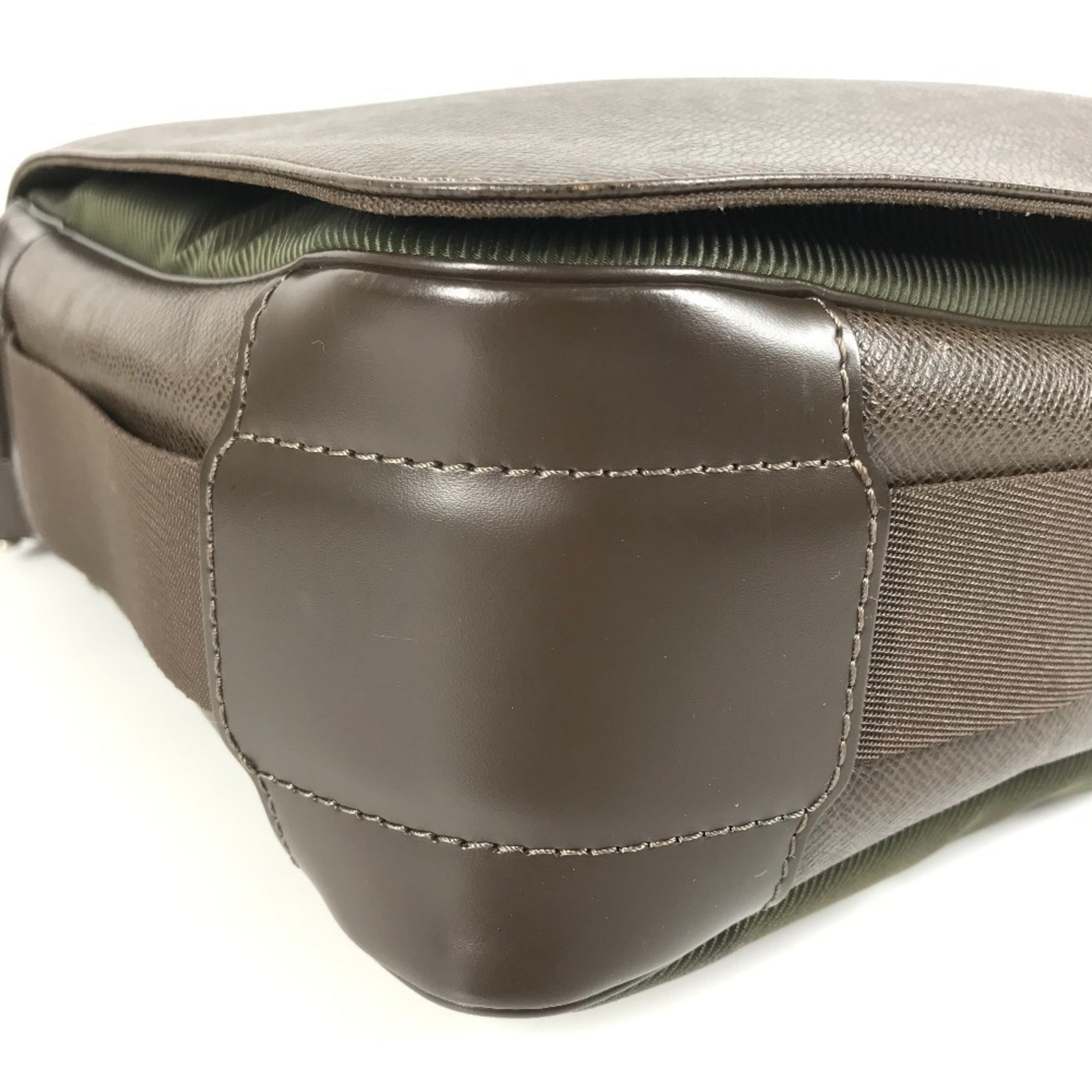 Louis Vuitton Brown Grizzly Taiga Leather Messenger Bag Shoulder Bag (Pre-Owned)